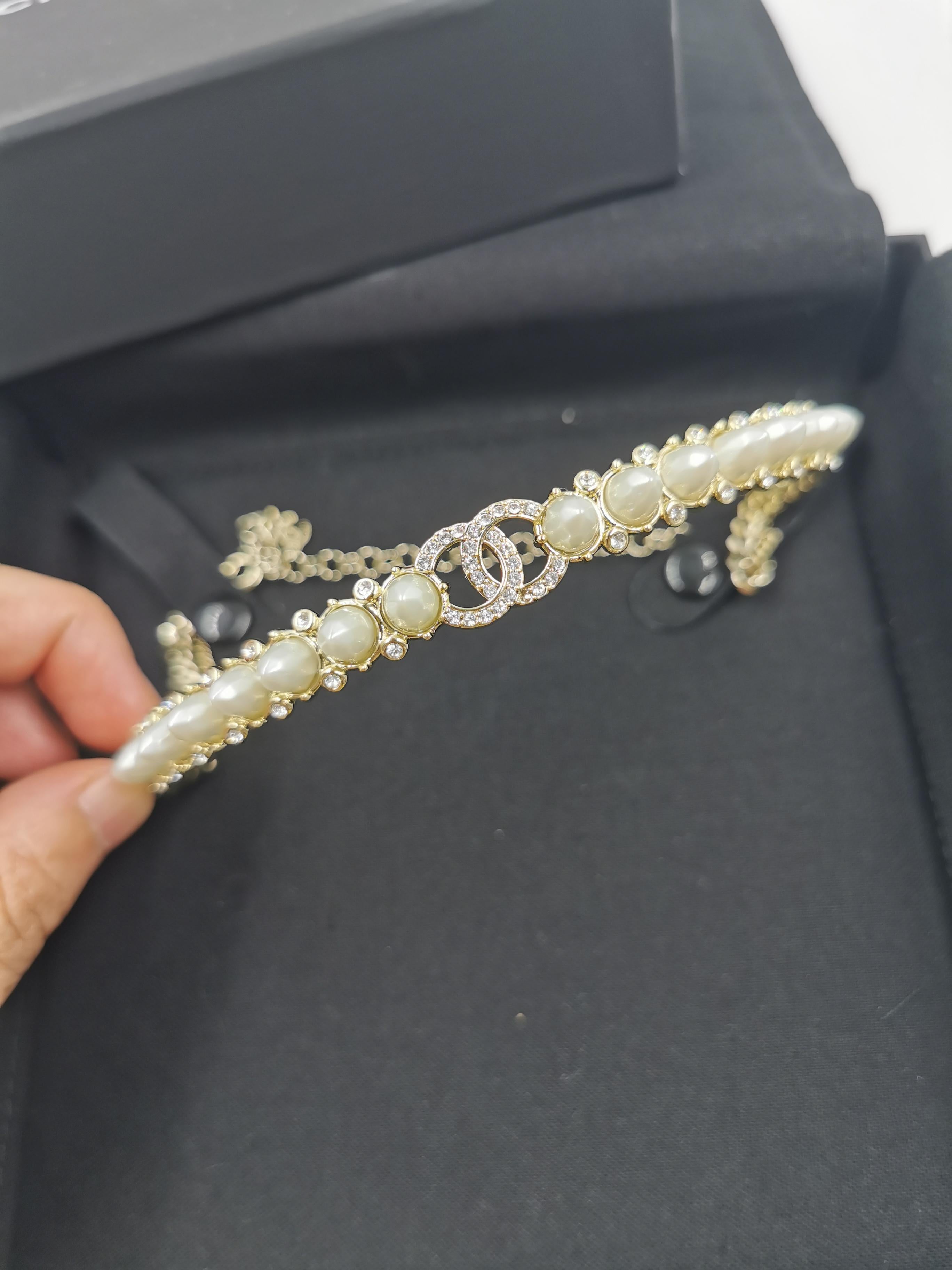 CHANEL 2021 Interlocking Choker.

Feature
Material: Metal
Color: Gold
Condition: Excellent, with one missing rhinestones
Period: 2021
Place of Origin: France