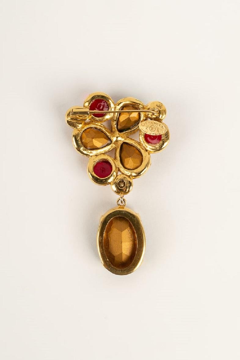 Chanel - (Made in France) Brooch in gilded metal, cabochons in glass paste and strass. Collection 2cc6.

Additional information:
Dimensions: 4.5 W x 8.5 H cm
Condition: Very good condition
Seller Ref number: BrB111