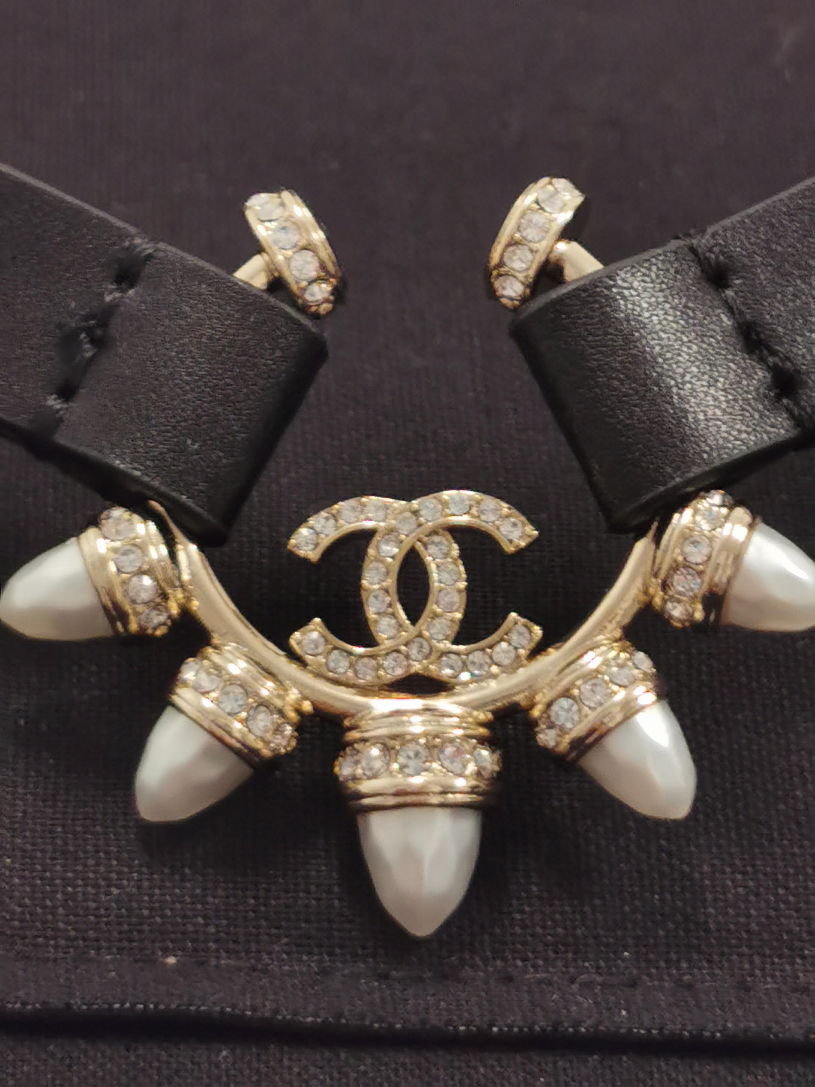 Introducing the epitome of elegance and sophistication - the Chanel Crescent Pearl Choker. Merging timeless glamour with contemporary design, this exquisite piece is a celebration of luxury and refinement.

Crafted with meticulous attention to