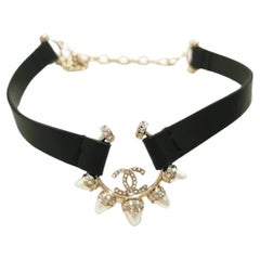 CHANEL Strass CC Cresent Perlenkette Leder Choker Halskette