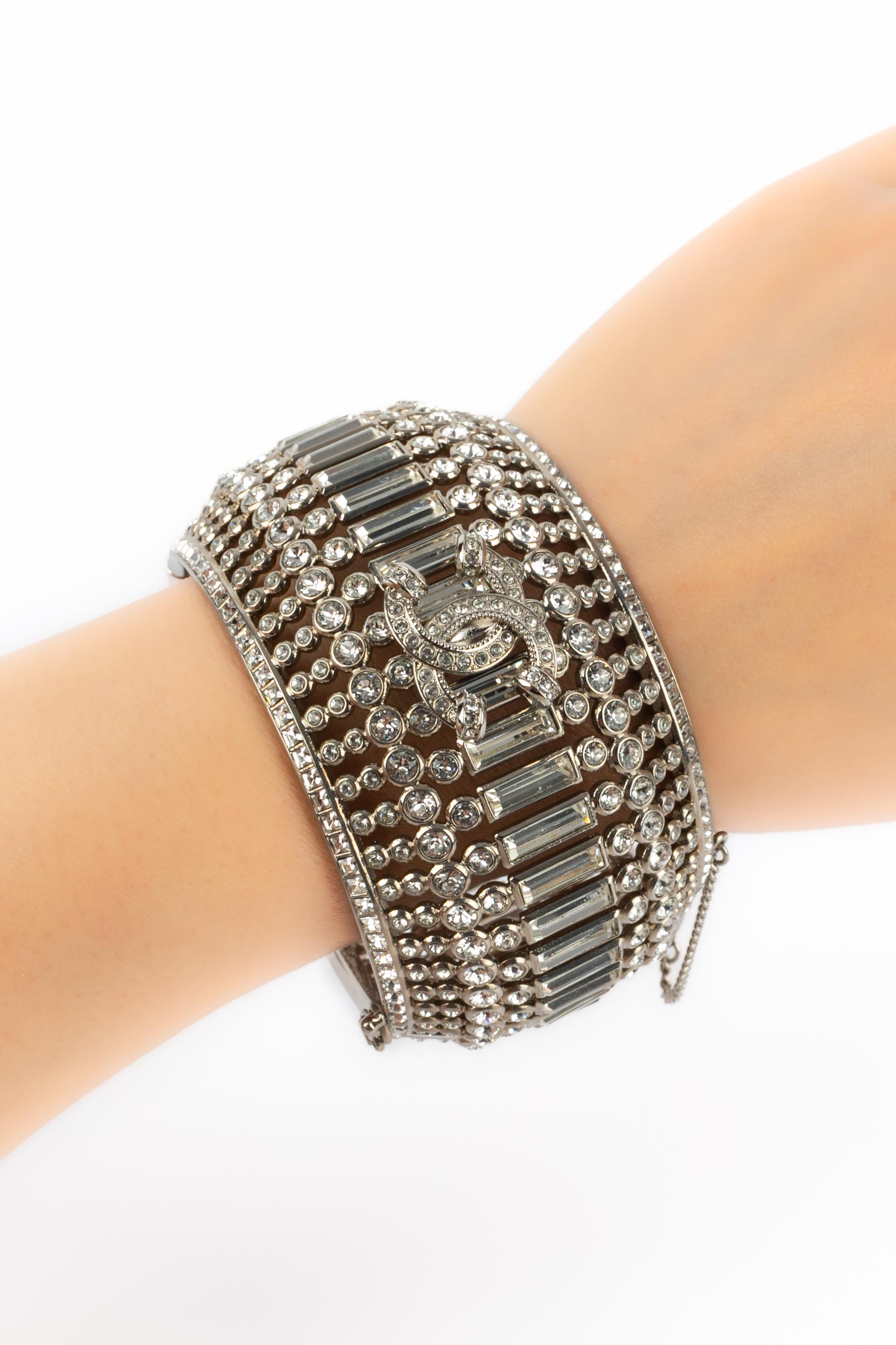 Chanel strassbesetztes Armband 2023 im Angebot 7