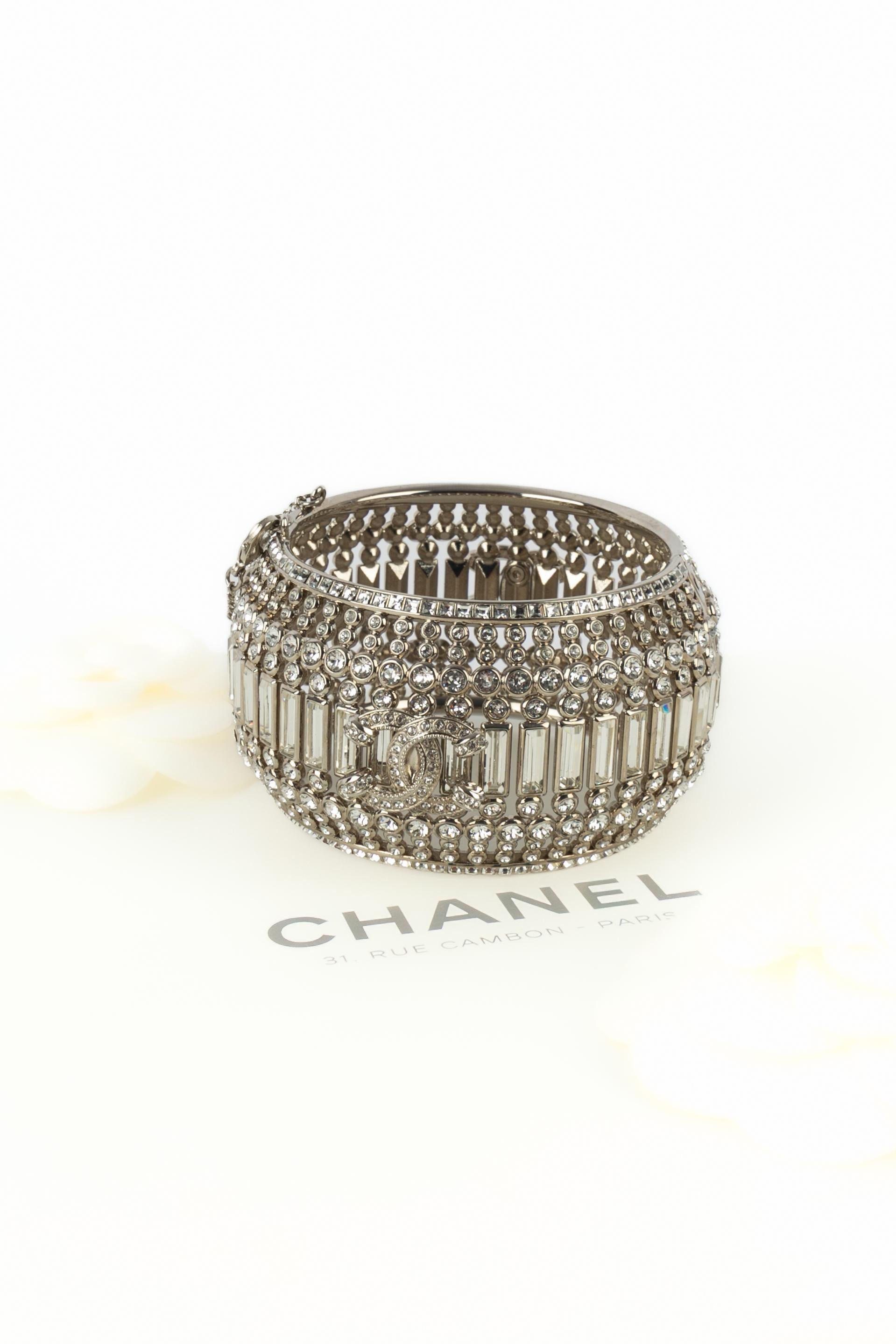 CHANEL - (Made in France) Manschettenarmband, vollständig mit Strasssteinen verziert. A 2023 Collection'S unter der künstlerischen Leitung von Virginie Viard.

Bedingung:
Sehr guter Zustand

Abmessungen:
Umfang: 18,5 cm - Höhe: 4,5 cm

SKU:BRAB33