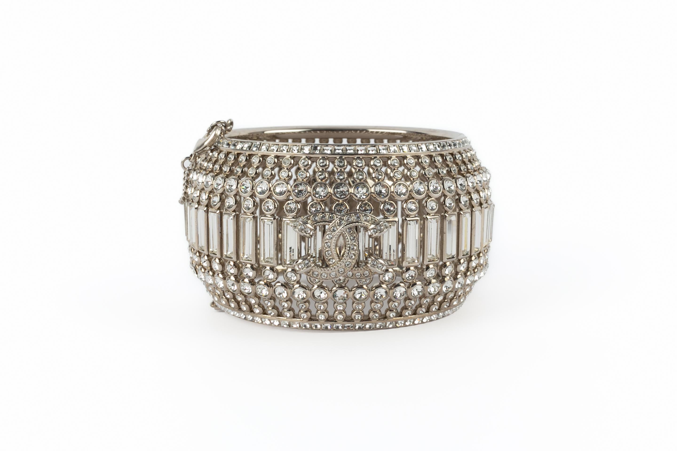 Chanel strassbesetztes Armband 2023 im Zustand „Hervorragend“ im Angebot in SAINT-OUEN-SUR-SEINE, FR