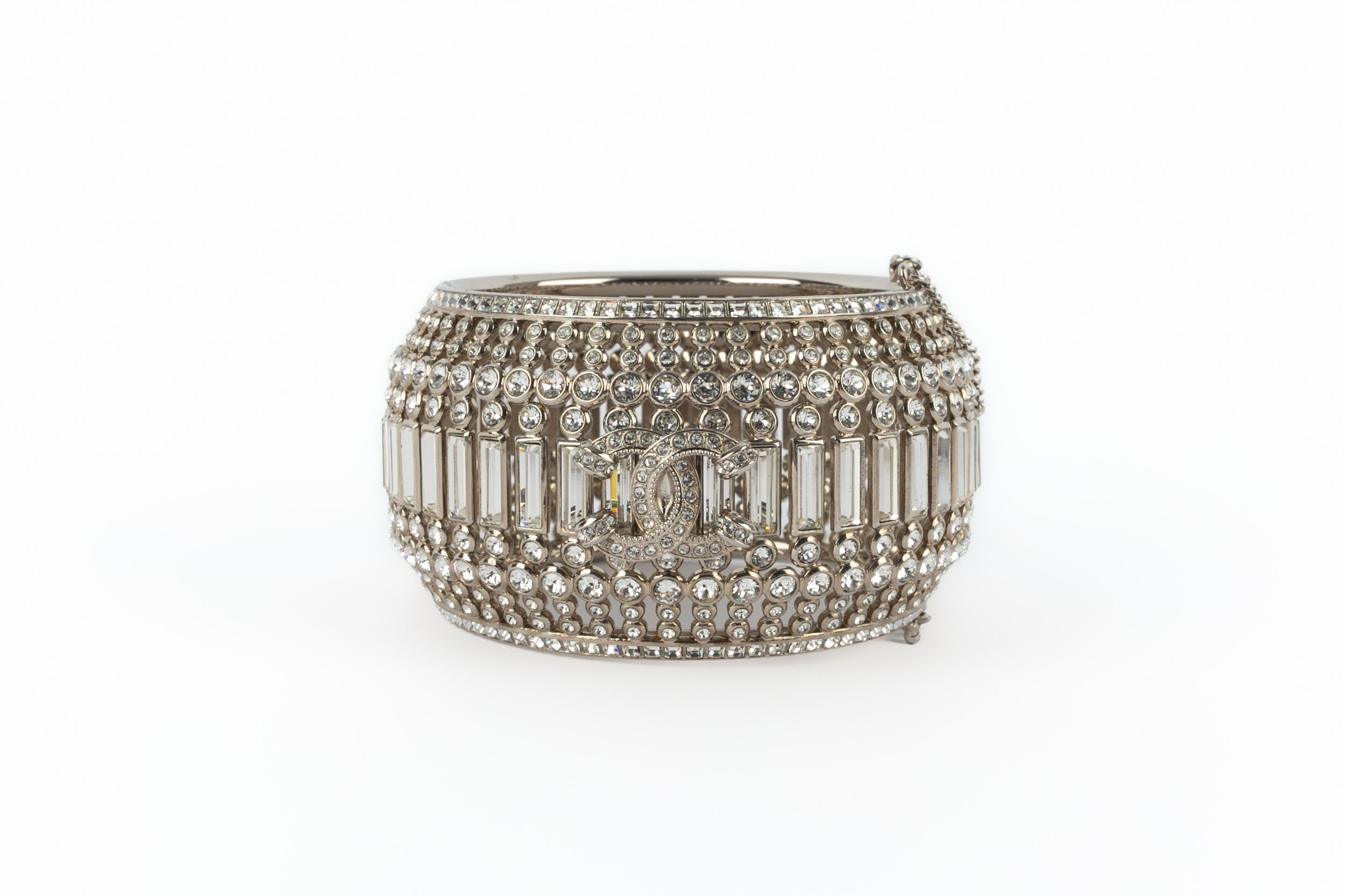 Chanel strassbesetztes Armband 2023 im Angebot 1