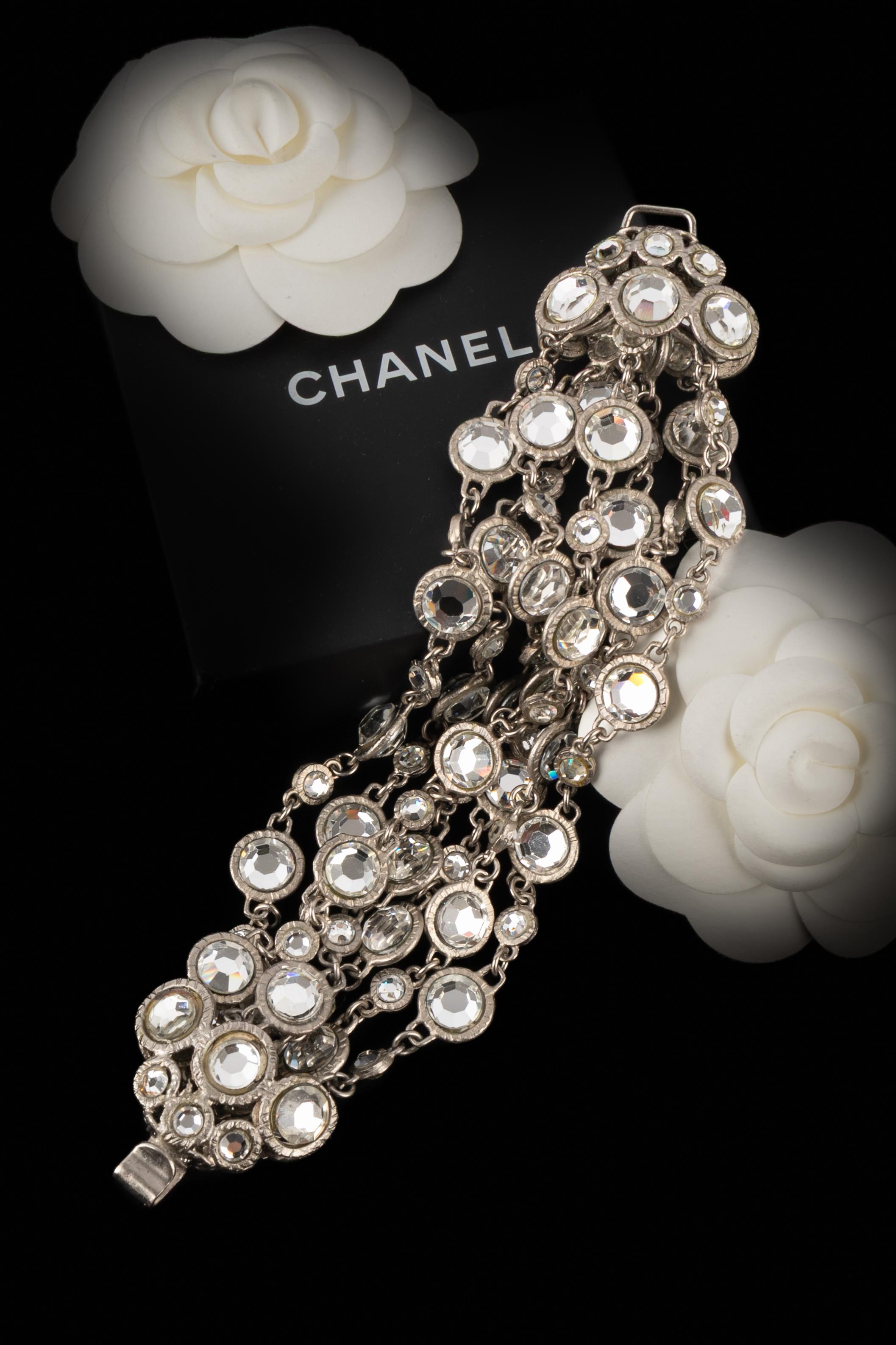 CHANEL - (Made in France) Pulsera de metal plateado con strass. Colección 1998/1999.

Estado:
Muy buen estado

Dimensiones:
Longitud: 20 cm

SKU:BRAB100
