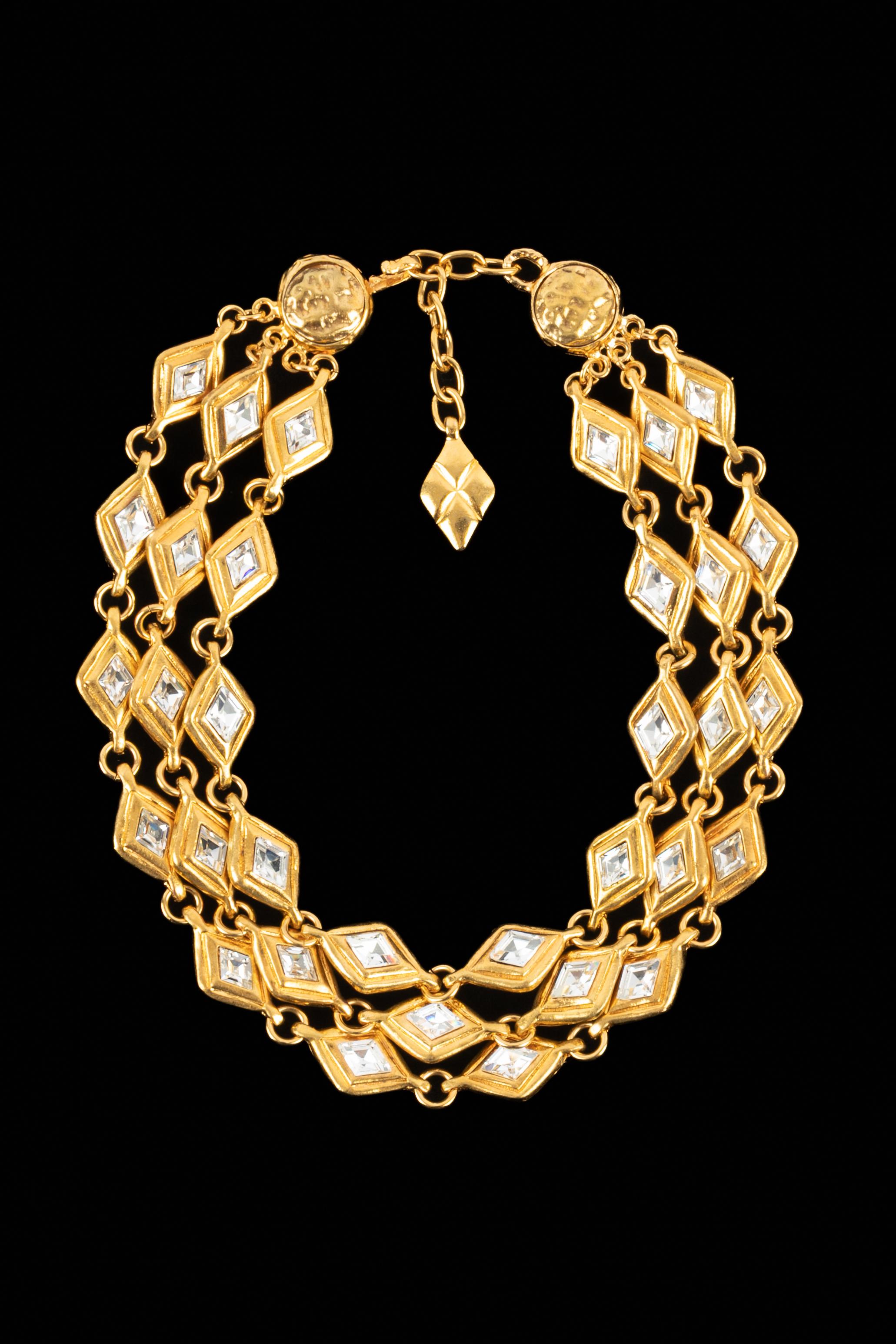 CHANEL - (Made in France) Dreireihige, mit Strass besetzte Kette aus goldenen Metallelementen. Schmuck aus den 1990er Jahren.

Bedingung:
Sehr guter Zustand

Abmessungen:
Länge: von 38 cm bis 43 cm

SKU:CB83