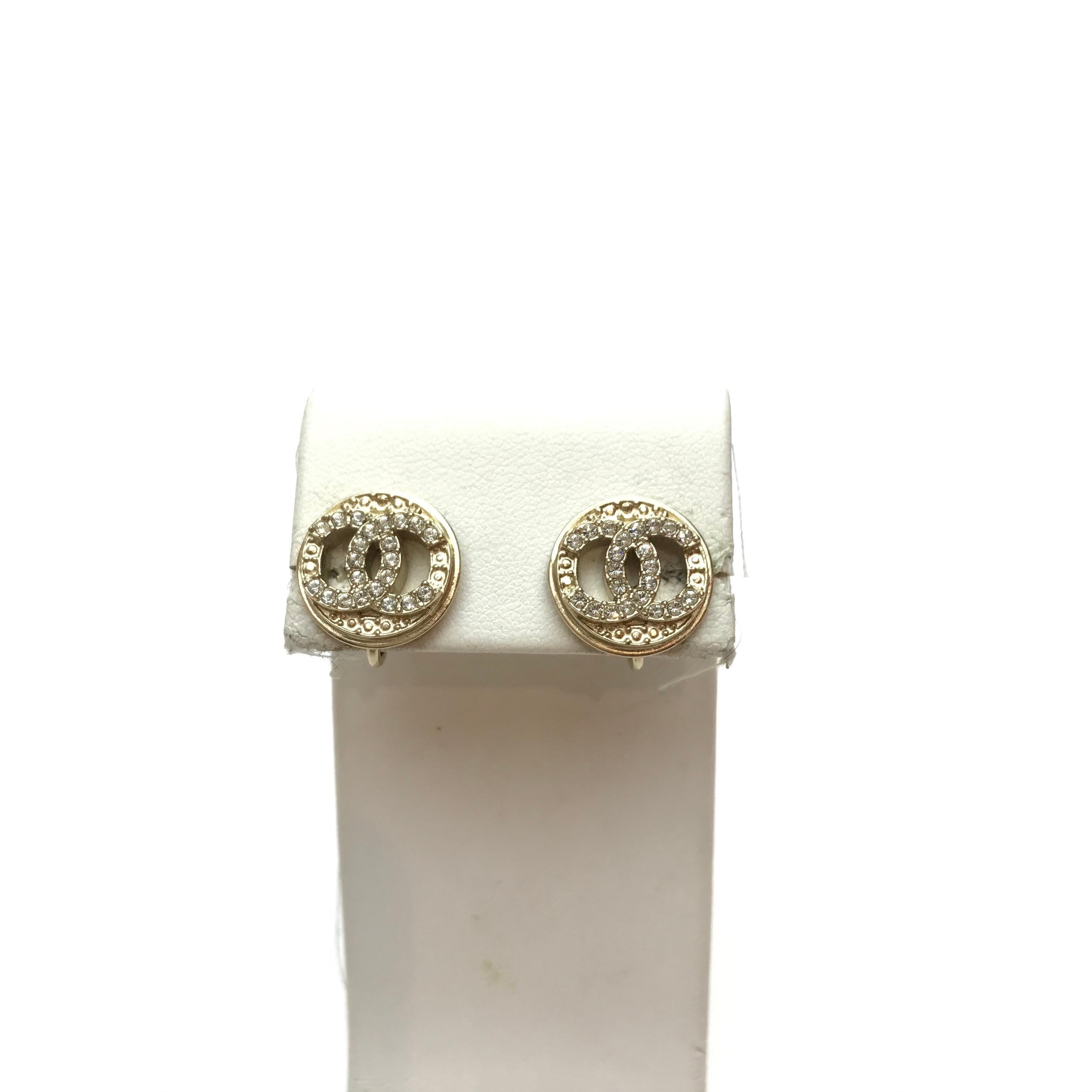 The earrings are clips from Maison CHANEL. They are in pale gold-plated metal on which we discover CC set with rhinestones.
Never worn. Presence of the mark stamp on the back of each clip. The clips have a diameter of 1.5 centimeters and come from