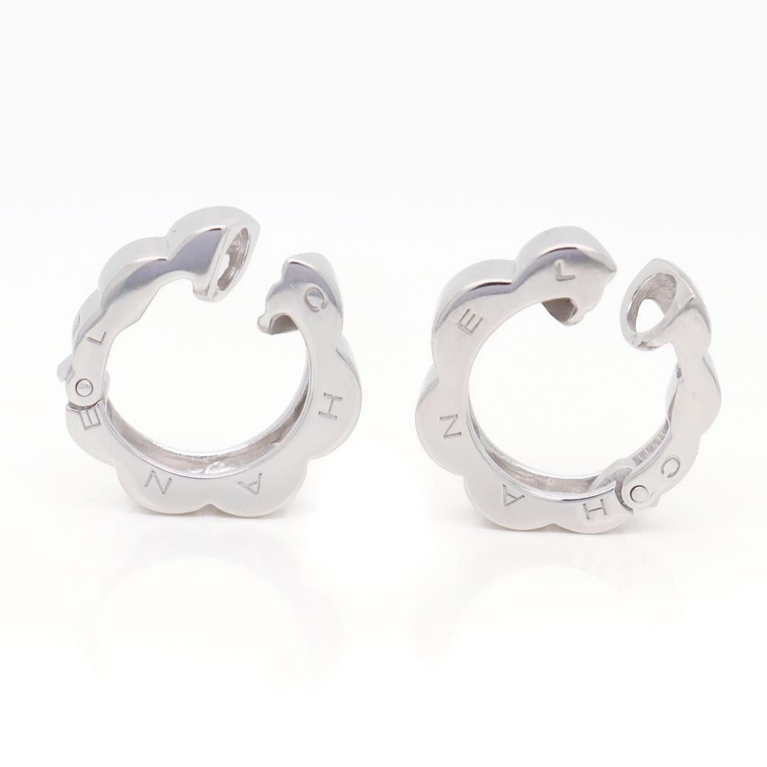 A fine pair of white gold earrings.

By Chanel.

In rhodium-plated 18 karat white gold.

Entitled 'Profil de Camélia'.

Each clip in the form of a camelia flower in profile. 

Simply a wonderful pair of floral ear clips from Chanel!

Date:
20th