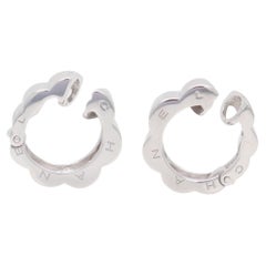 Chanel or blanc rhodié 18k  Clips d'oreilles 'Profil de Camélia' Huggie