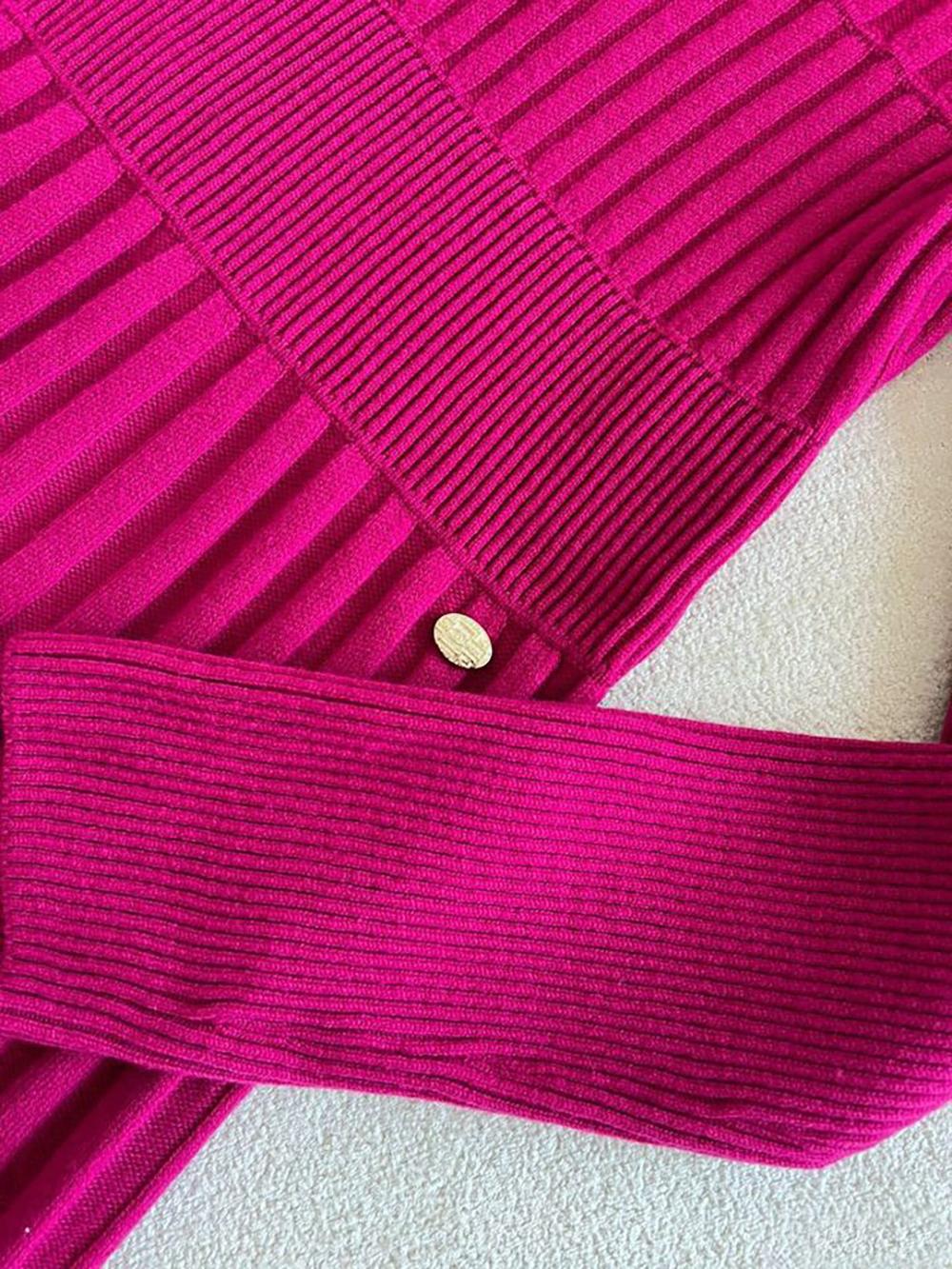 Chanel fuchsiafarbenes geripptes Kleid mit ausgestelltem Rockteil. 
Frische Collection'S!
CC-Logo-Charme an der Taille.
Größenangabe 36 FR, Zustand ist tadellos.