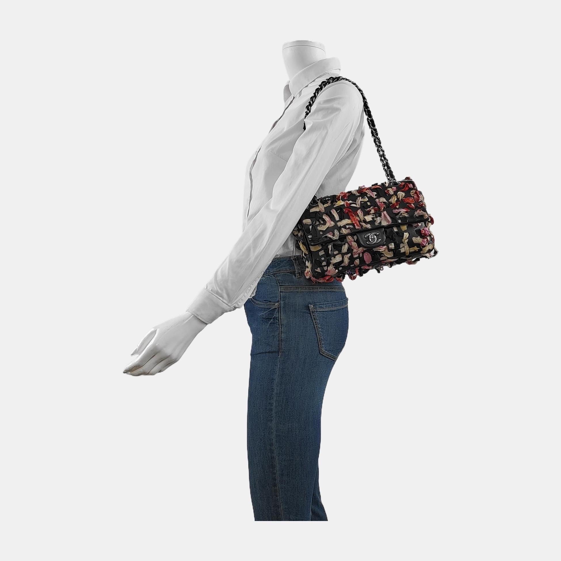 Abbraccia il lusso con questa intramontabile borsa Chanel Classic Jumbo/Large Flap, realizzata in pelle nera Caviar antigraffio e rifinita con scintillanti finiture in argento. 

CONDIZIONE: ECCELLENTE

Condizioni originali. Leggere pieghe sulla