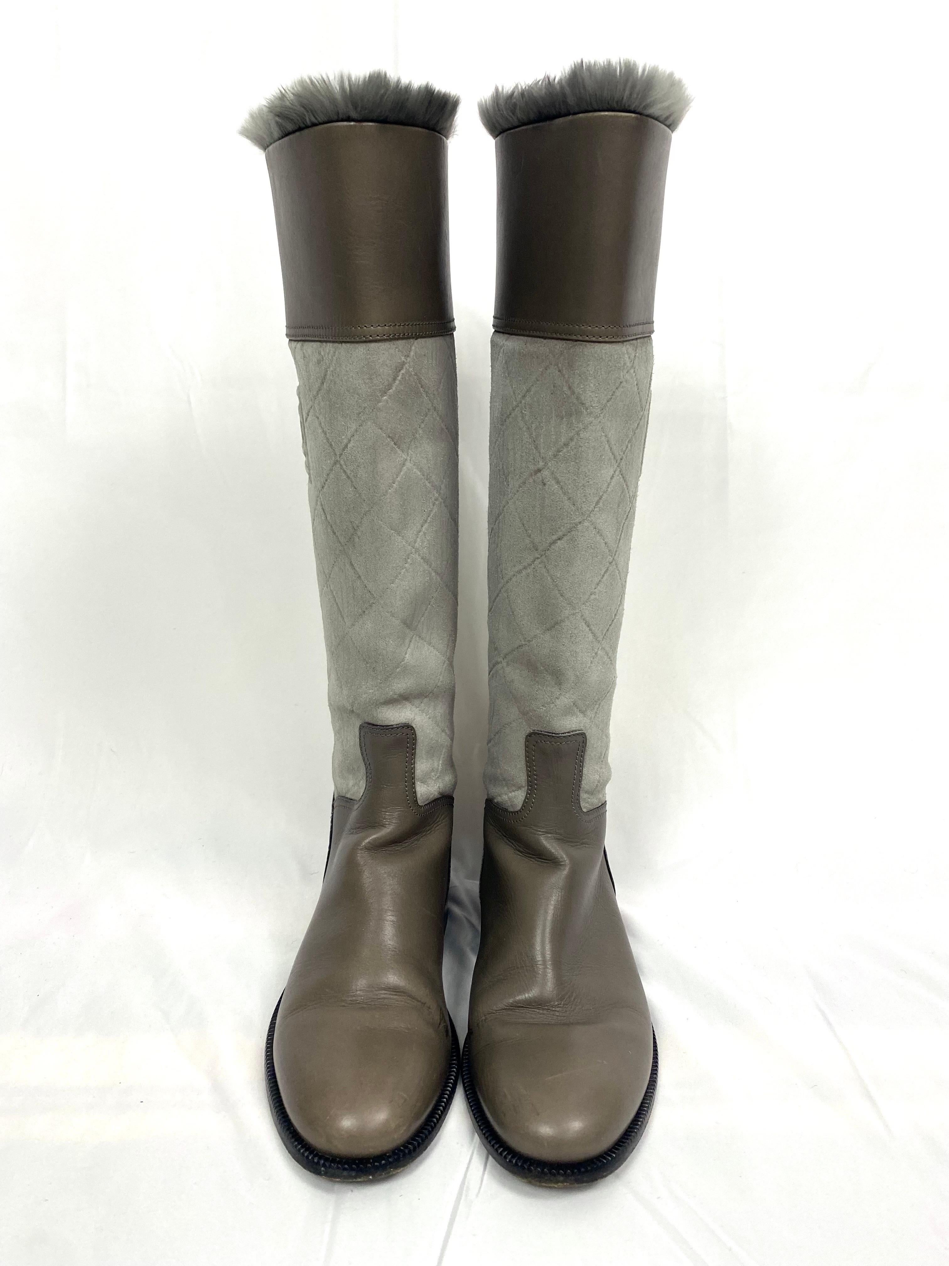 Beautiful pair of Chanel riding boots in gray/taupe quilted leather and suede.
Rabbit fur trim has the color.
Closing at the back with a zip and a snap tab with the CC logo, branded on the side (outside of the boot)
Interior lined in natural