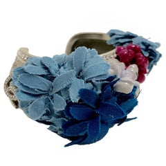 CHANEL Bracelet en argent rigide avec fleurs en tissu