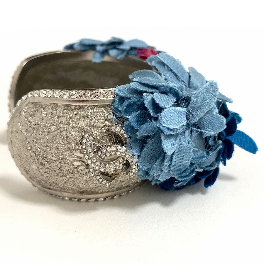 CHANEL Rigid Silver Bracelet With Fabric Flowers In Excellent Condition For Sale In Paris, FR
