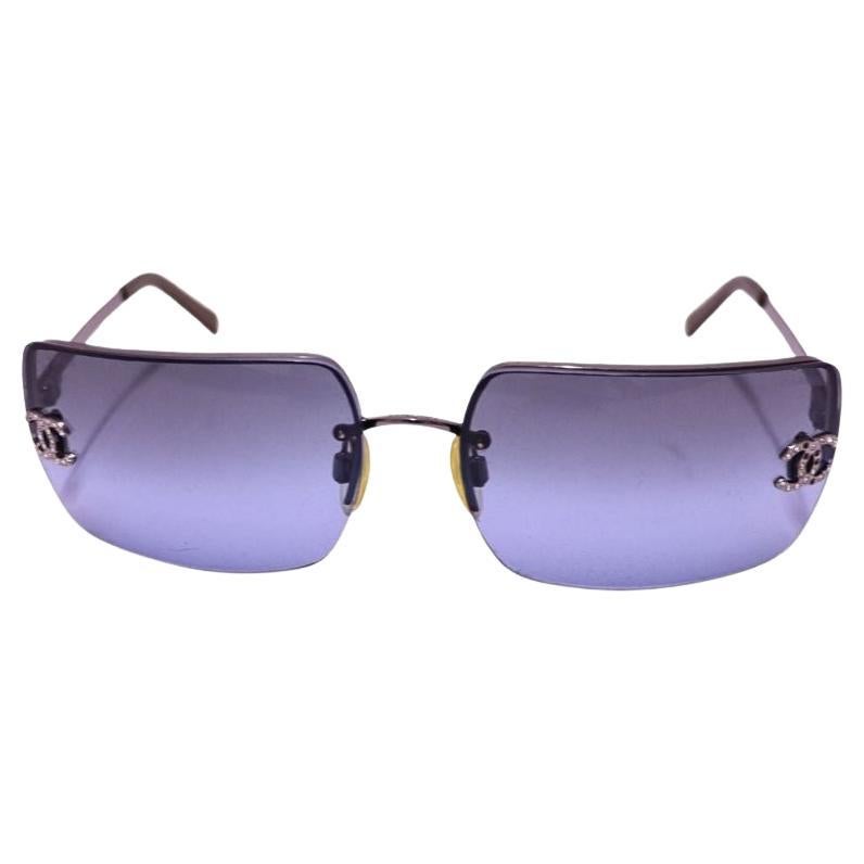 Occhiali da sole Chanel senza montatura e con logo CC in cristallo