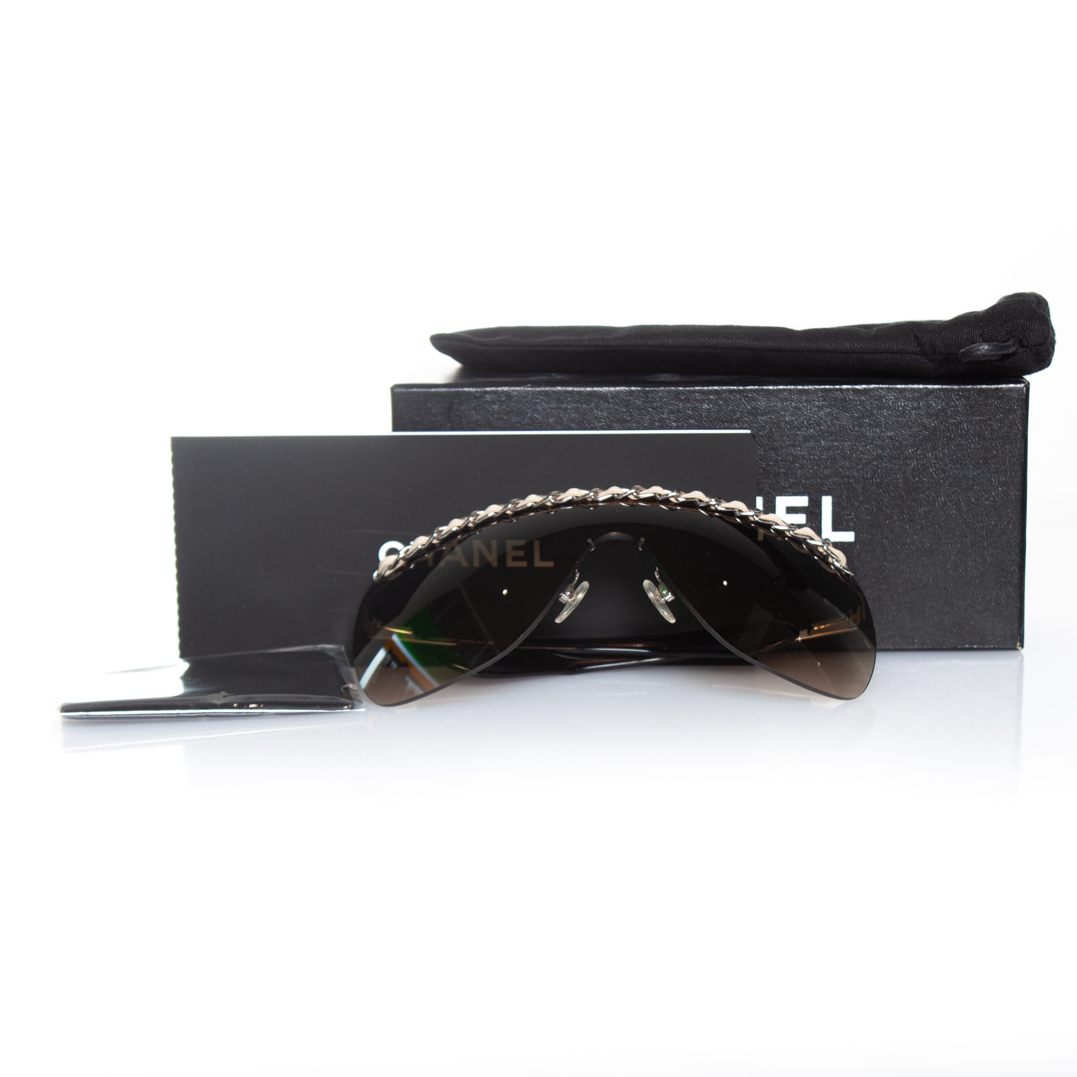 Chanel, rimless shield chain sunglasses, the item is in very good condition. The lenses have some very light scratches. Comes with box, dustbag and dustcloth.

• CONDITION: very good

• CODE: 4160 Q

• MEASUREMENTS: height lens 5,5 cm, width lens 7