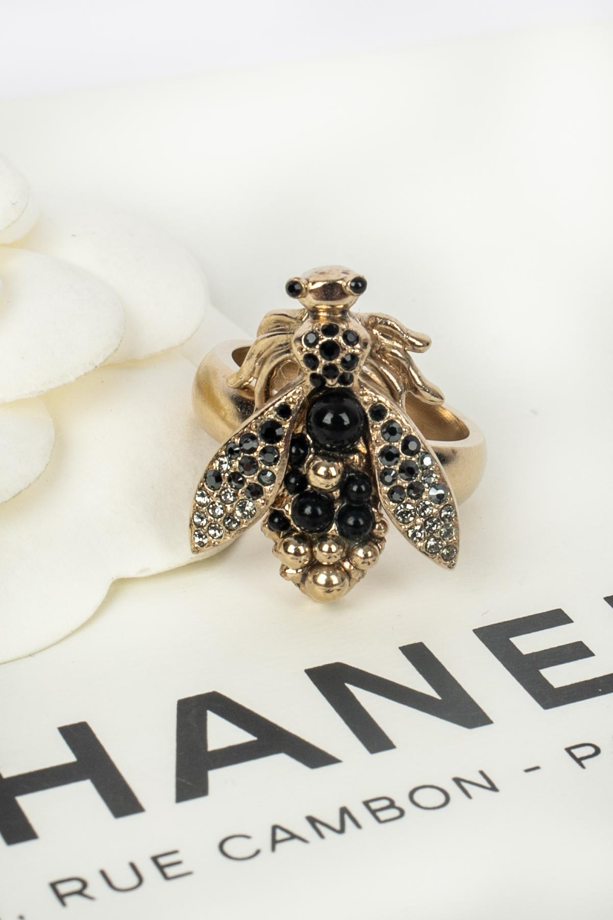 CHANEL - (Made in France) Goldener Metallring mit einem strassbesetzten Insekt. A 2016 Collection'S.

Bedingung:
Sehr guter Zustand

Abmessungen:
Größe: 53/54

SKU:BGB2