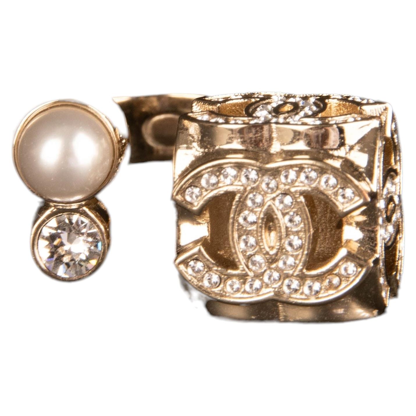 Anillo de Chanel diseñado por Karl Lagerfeld, de alrededor de 2010