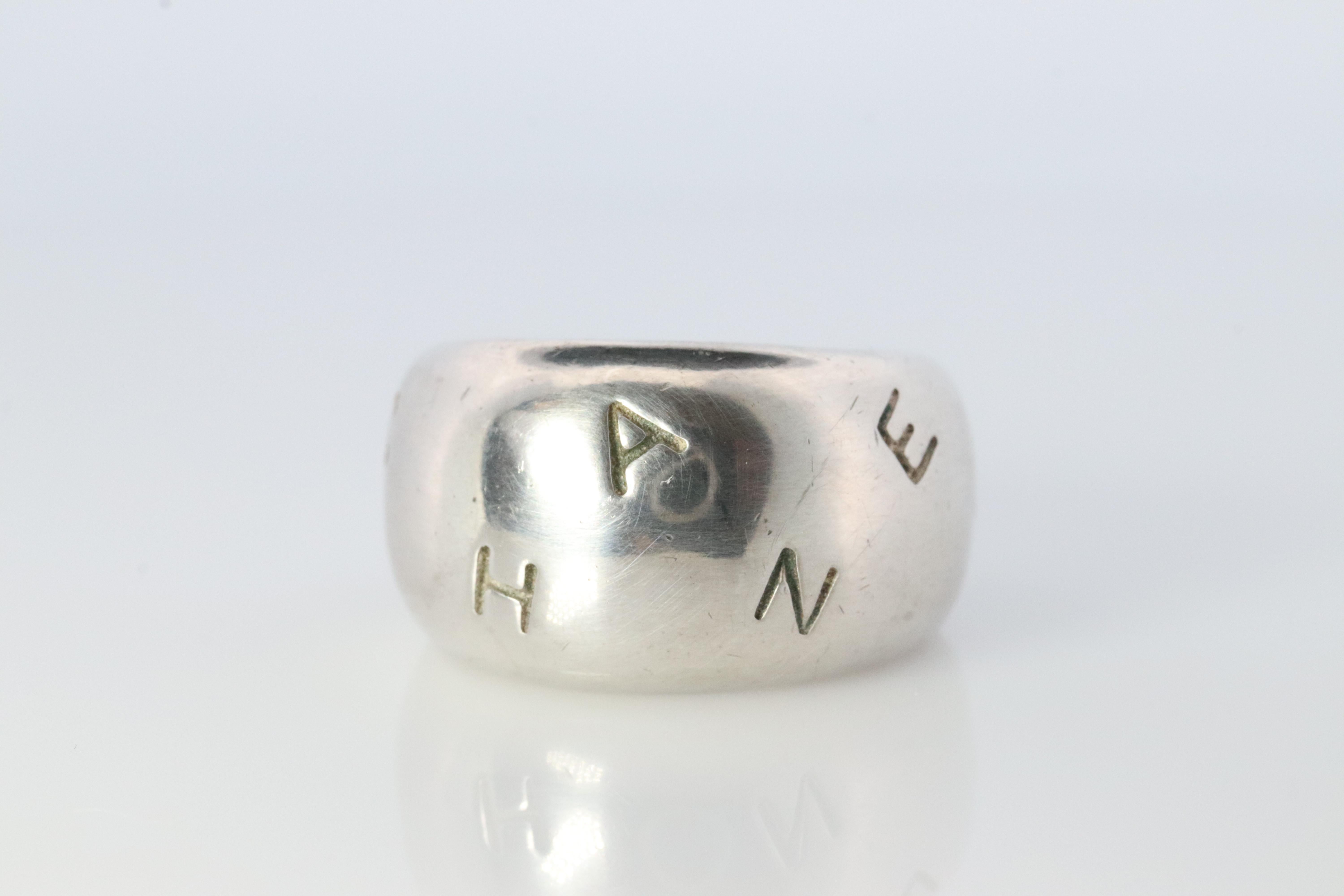 Anello Chanel autentico


Logo Chanel a lettere sparse


Dettagli:
Taglia 7.5
Larghezza 13 mm

Chiedi ulteriori immagini e domande.