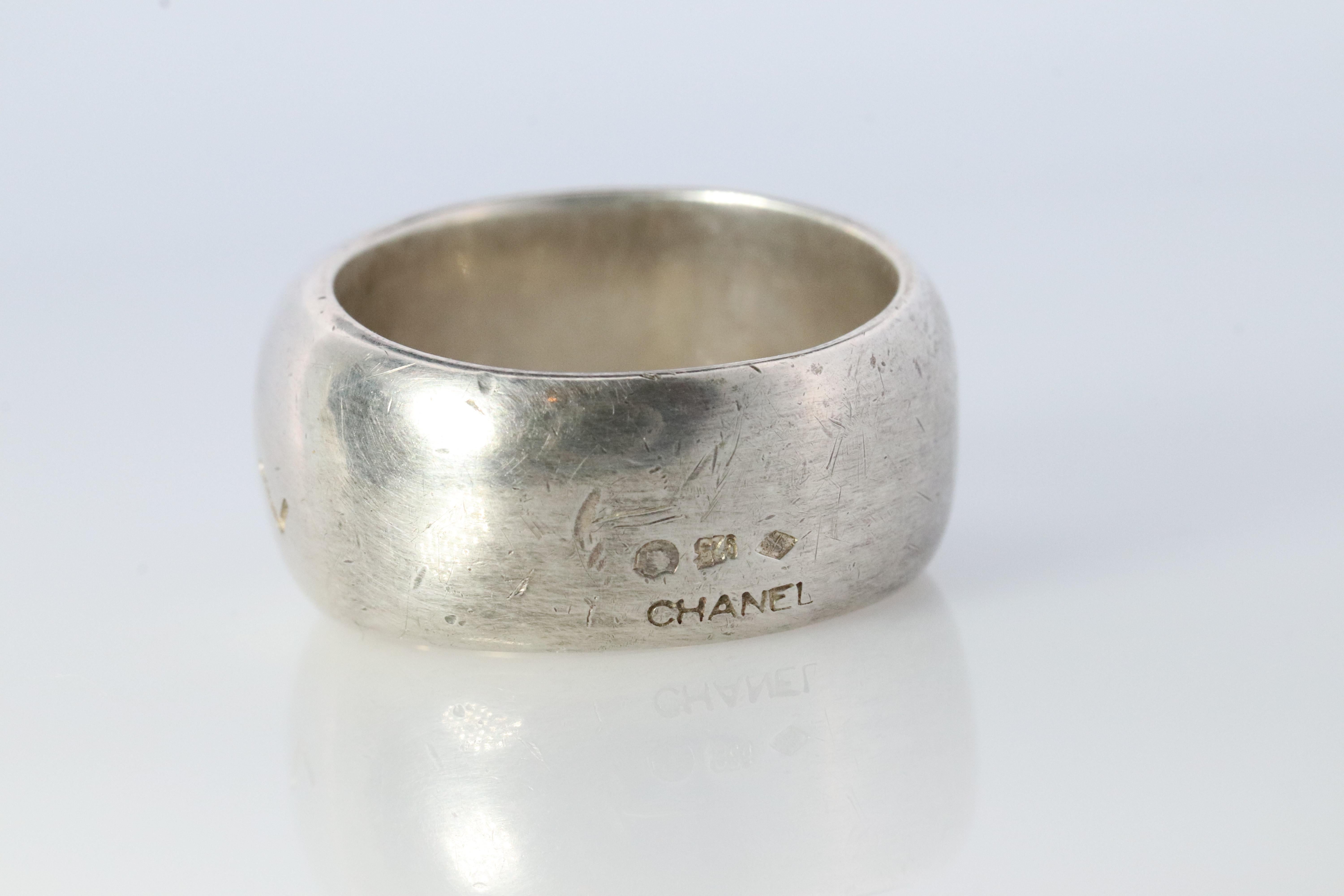 Moderno Anello Chanel. Autentico Chanel Hoop Logo Lettere in argento Sterling 925 Band in vendita
