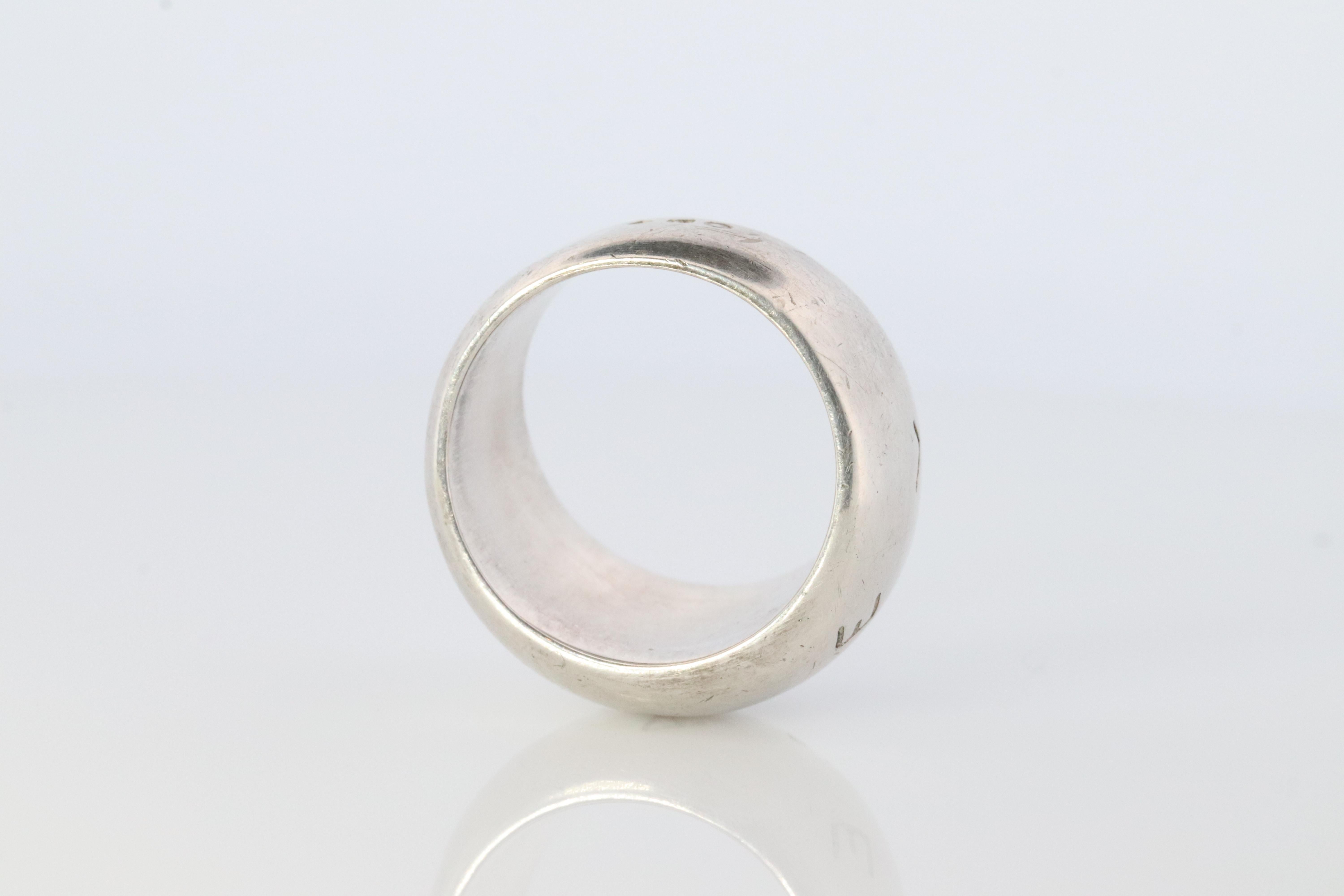 Anello Chanel. Autentico Chanel Hoop Logo Lettere in argento Sterling 925 Band In condizioni buone in vendita a Port Charlotte, FL