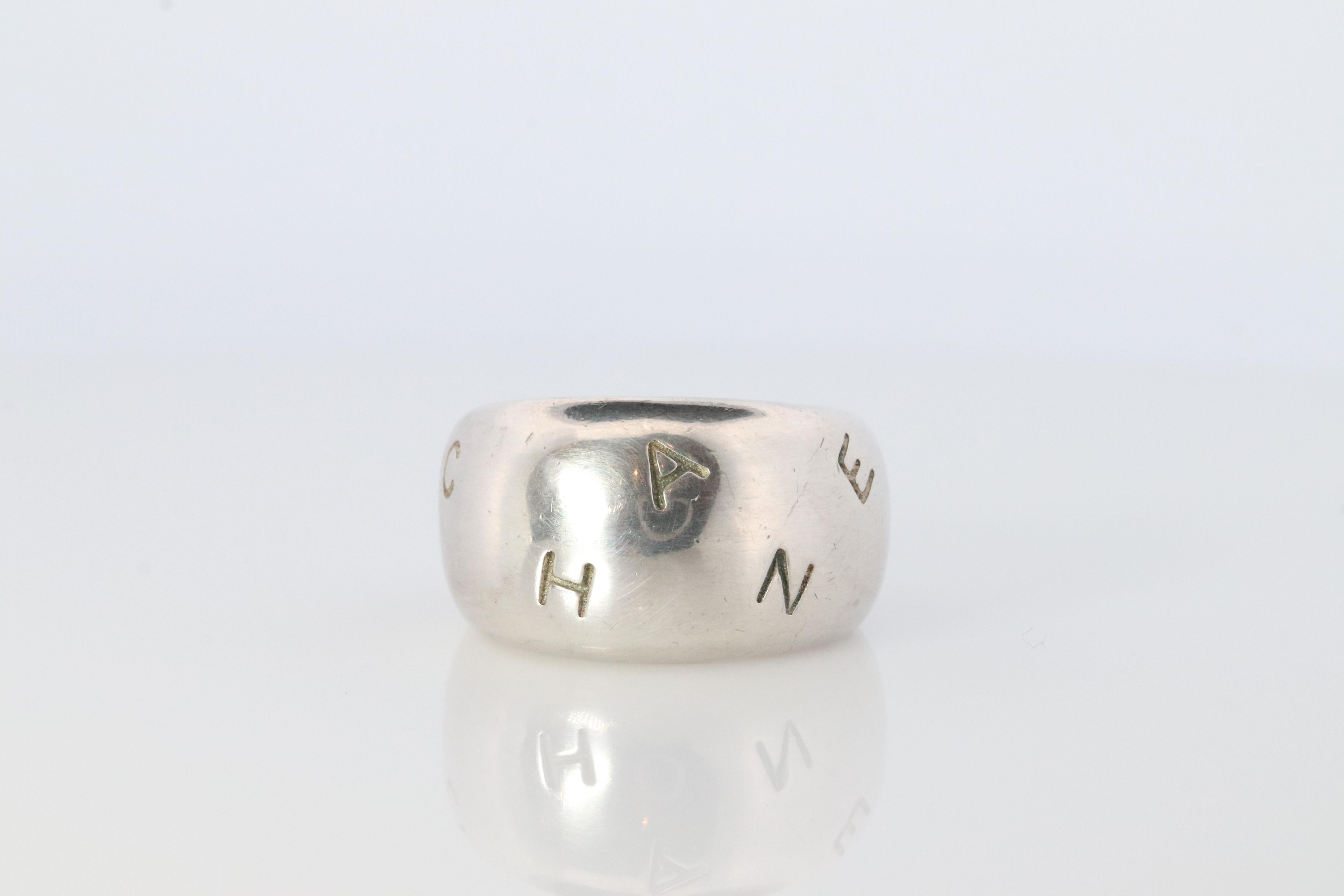 Donna Anello Chanel. Autentico Chanel Hoop Logo Lettere in argento Sterling 925 Band in vendita