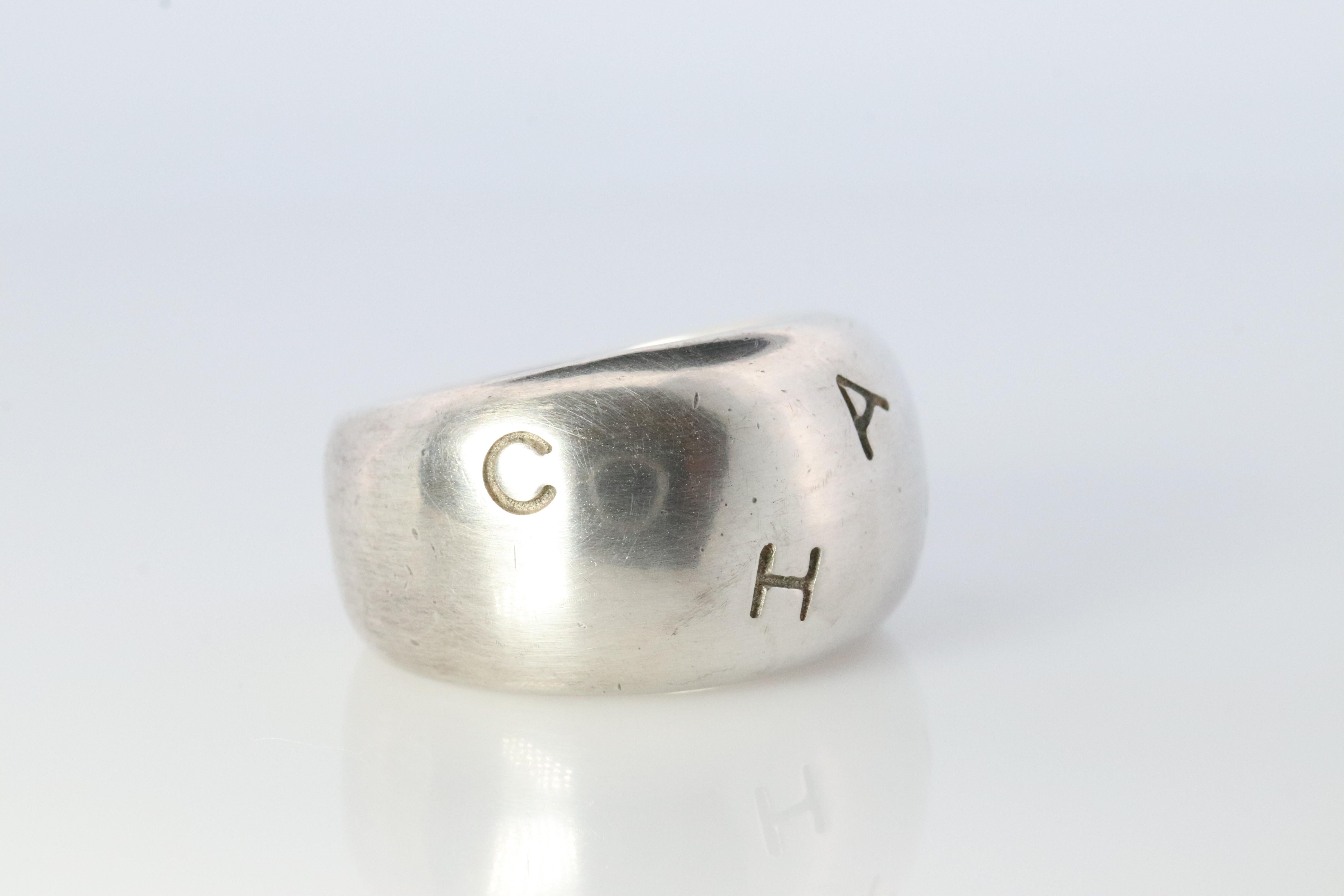 Anello Chanel. Autentico Chanel Hoop Logo Lettere in argento Sterling 925 Band in vendita 1