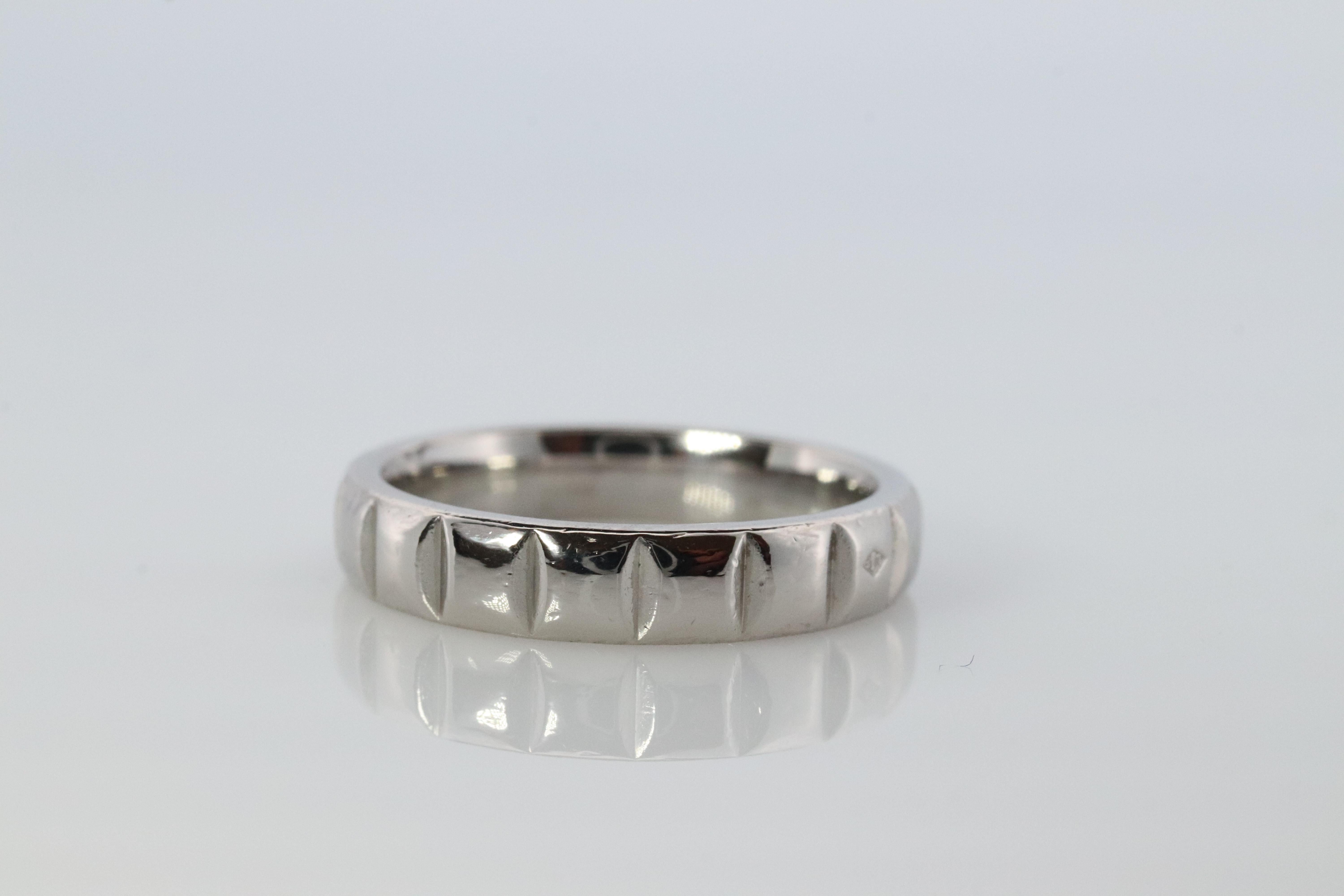 Echter Chanel Ring

Platin PT950 

Schokoladentafel-Design.


Einzelheiten:
3,5 mm breit
4.75 Ringgröße
Bitte fragen Sie nach weiteren Bildern und Fragen.