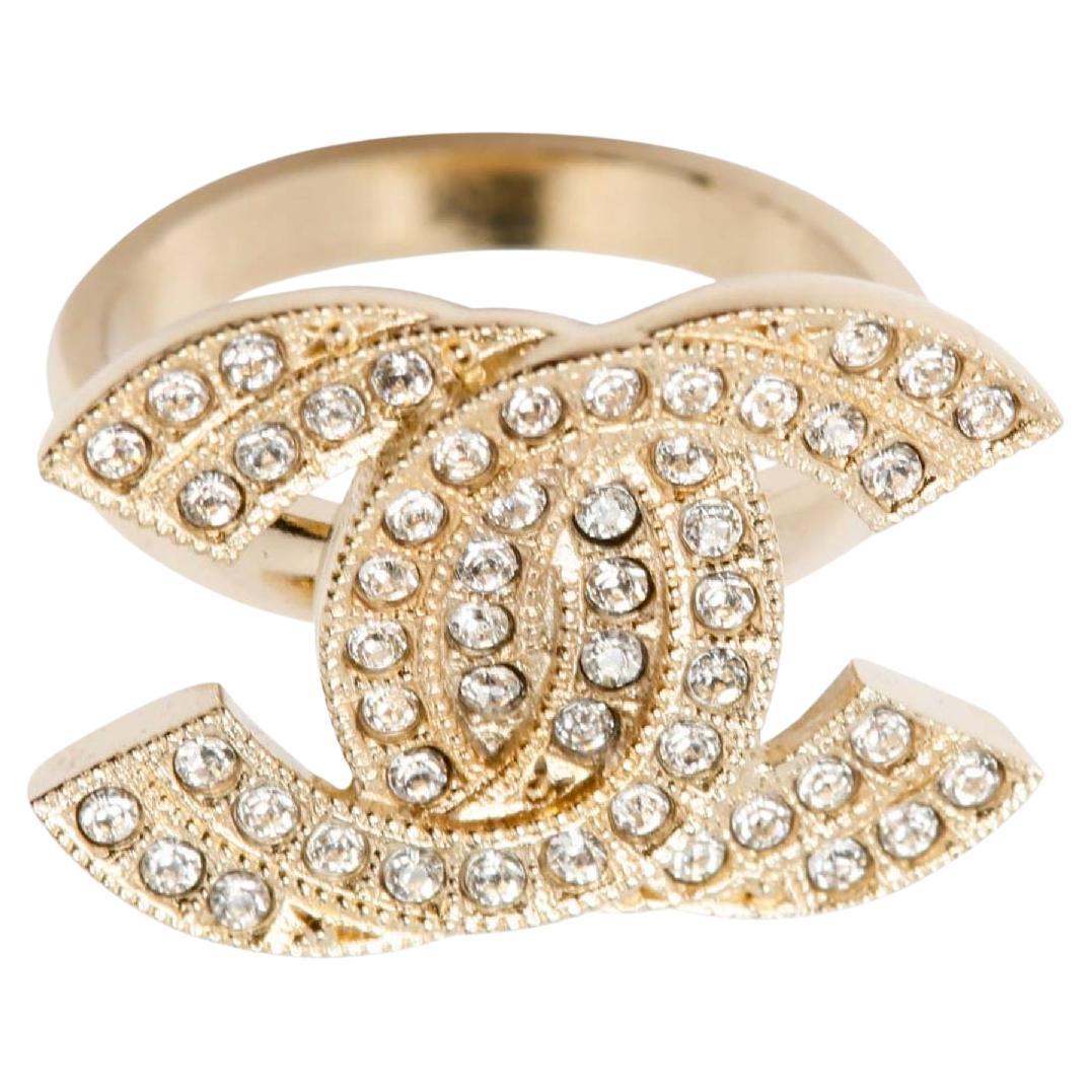 Anillo Chanel CC dorado y strass Talla 6 a 6.25 en venta en 1stDibs