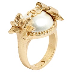 Bague Chanel rubans CC dorés sur perle taille US7.25