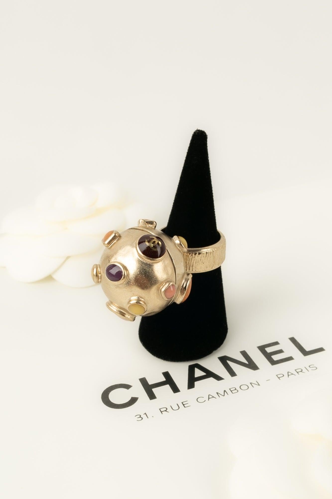 Chanel -  (Made in France) Ring in champagne metal and resin. Fall/Winter 2007 Collection.

Additional information:
Condition: Very good condition
Dimensions: Size 52
Period: 21st Century

Seller Reference: BGB3
