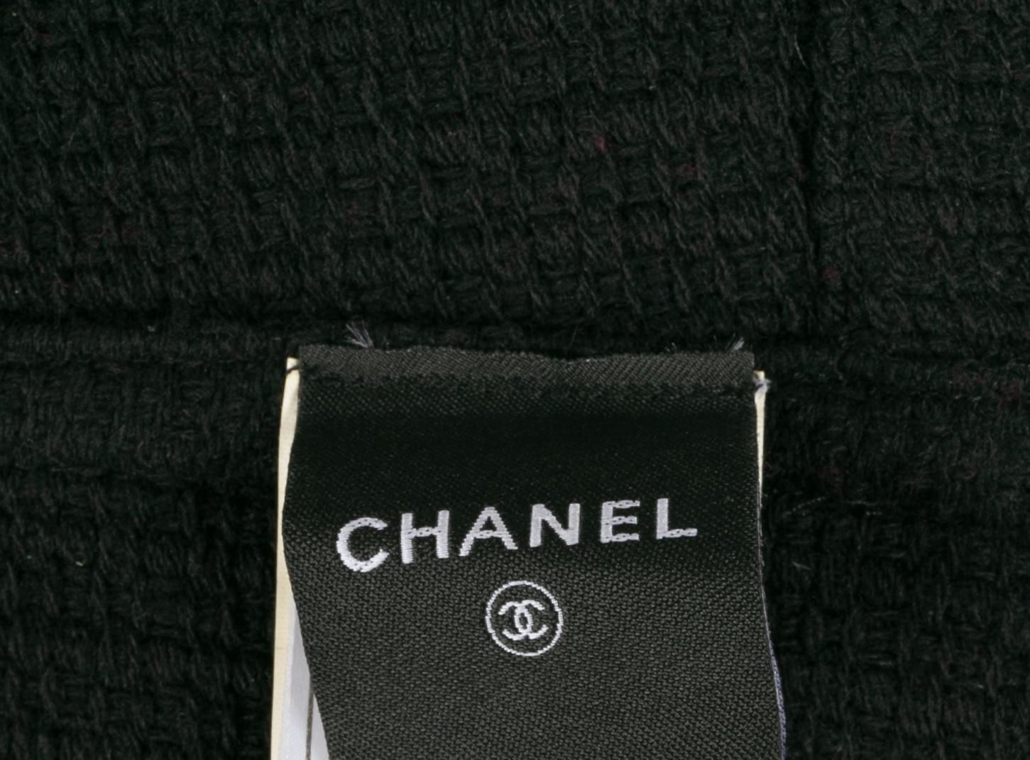 CHANEL - (Made in France) Schwarzer Wollmantel mit Gürtel. Größe 36FR angegeben. A 2008 Collection'S, unter der künstlerischen Leitung von Karl Lagerfeld.

Bedingung:
Sehr guter Zustand

Abmessungen:
Schulterbreite: 43 cm - Brustumfang: 52 cm -