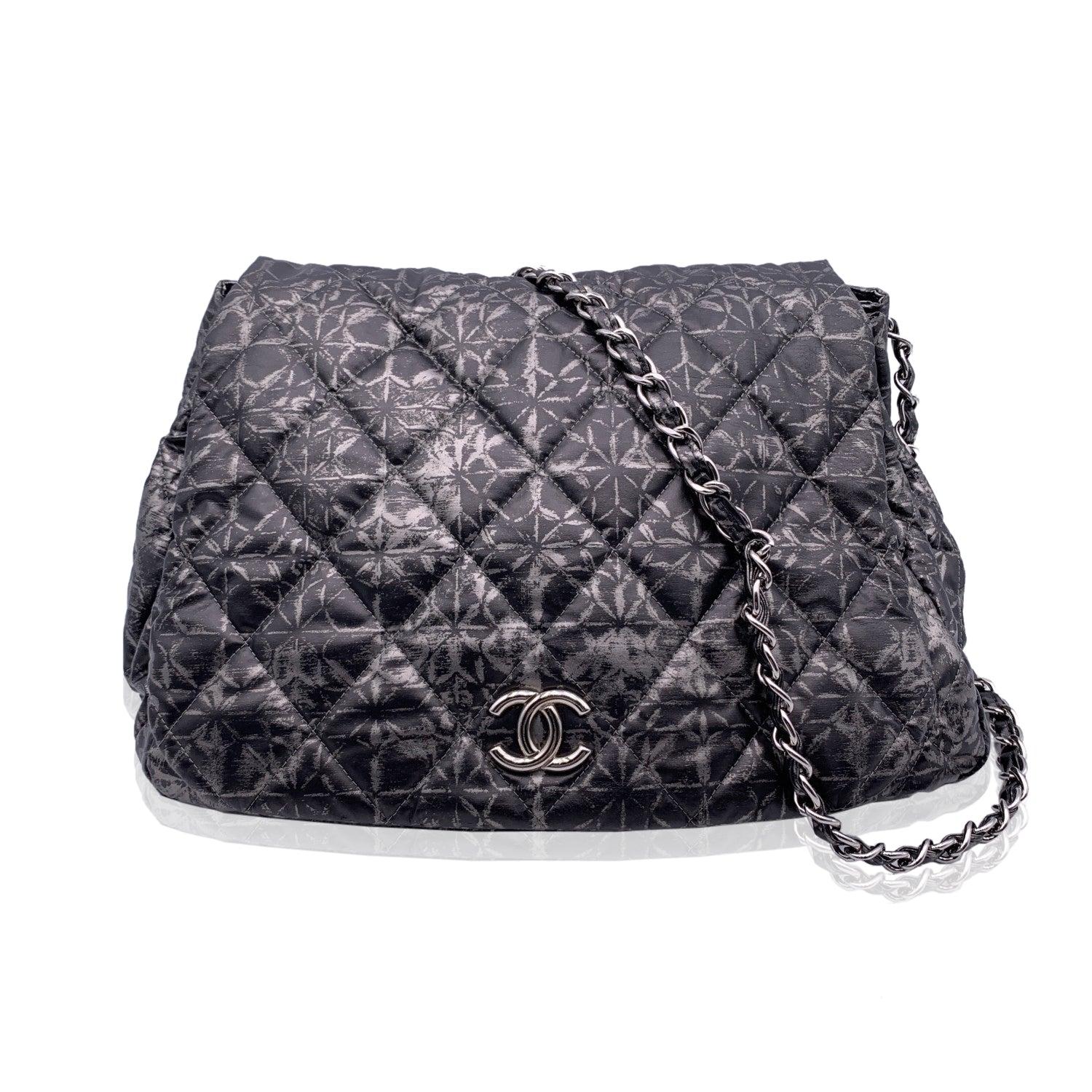 Nero Borsa Chanel Rock in Moscow con stampa astratta e patta a fisarmonica in nylon in vendita