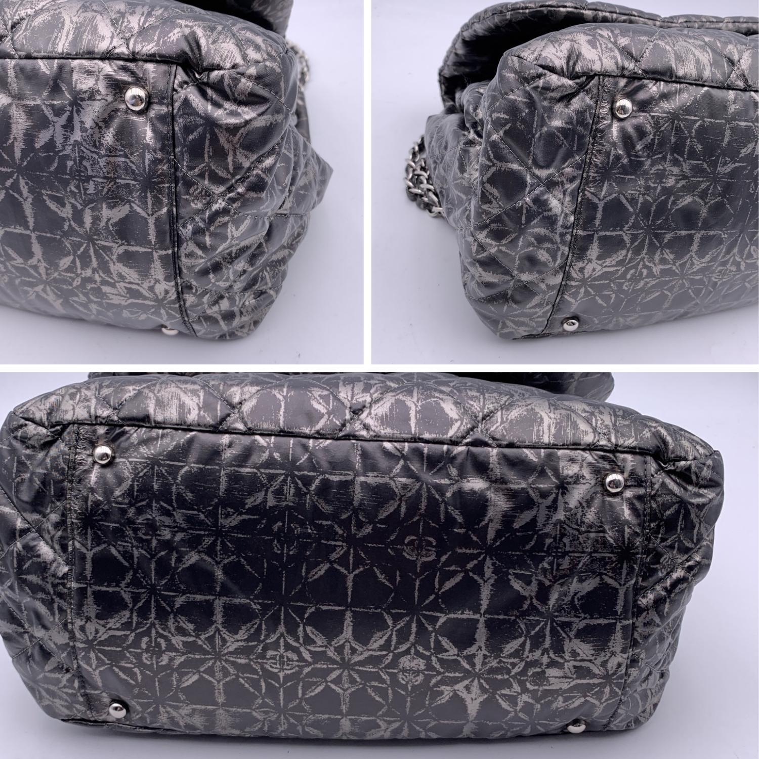 Donna Borsa Chanel Rock in Moscow con stampa astratta e patta a fisarmonica in nylon in vendita