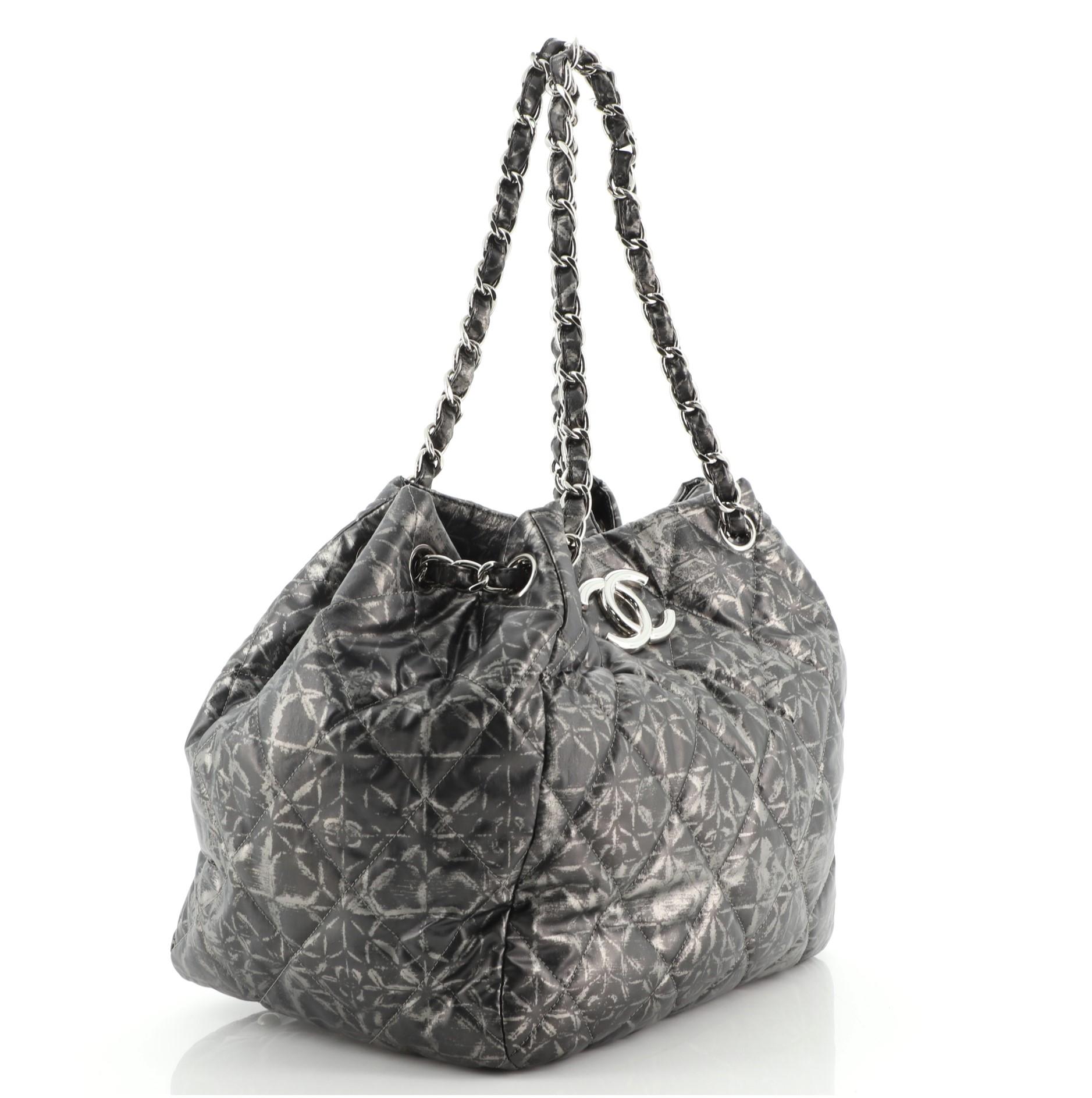 Chanel Rock in Moscow Akkordeon-Tasche aus gestepptem:: bedrucktem Nylon Medium (Grau)