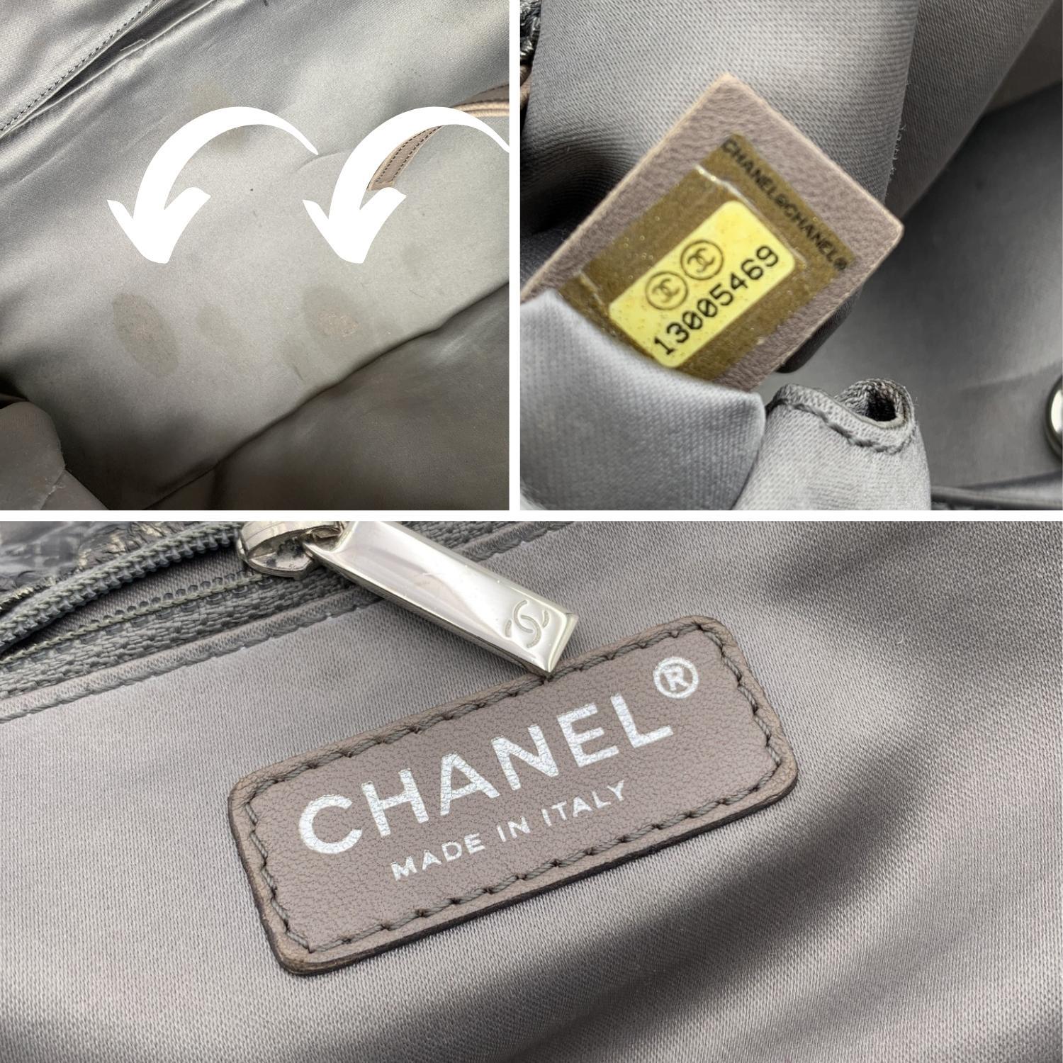 Chanel Rock in Moscow Grau Abstrakter Druck Nylon Akkordeon-Klappentasche Damen im Angebot