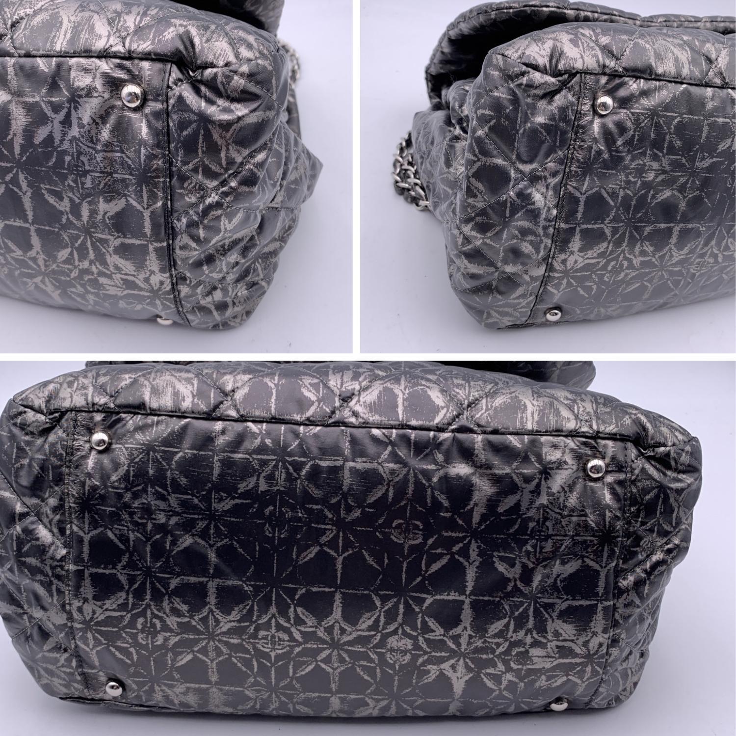 Chanel Rock in Moscow Grau Abstrakter Druck Nylon Akkordeon-Klappentasche im Angebot 1