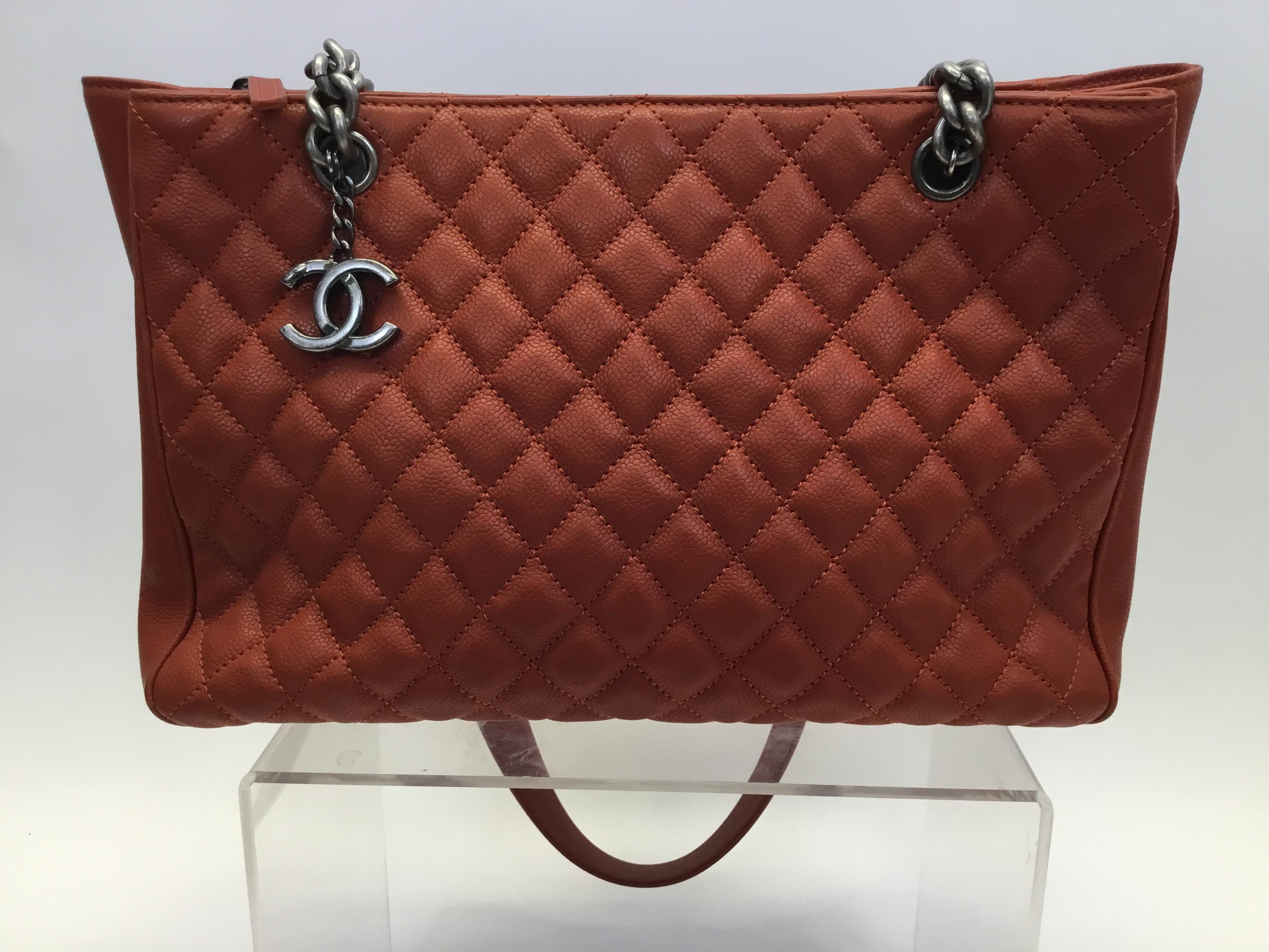 Chanel 'Rock in Rome' Red Quilted Tote
$2899
Made in Italy
Leather 
Date Code: 23120208
13.5” x 9” x 4.5”