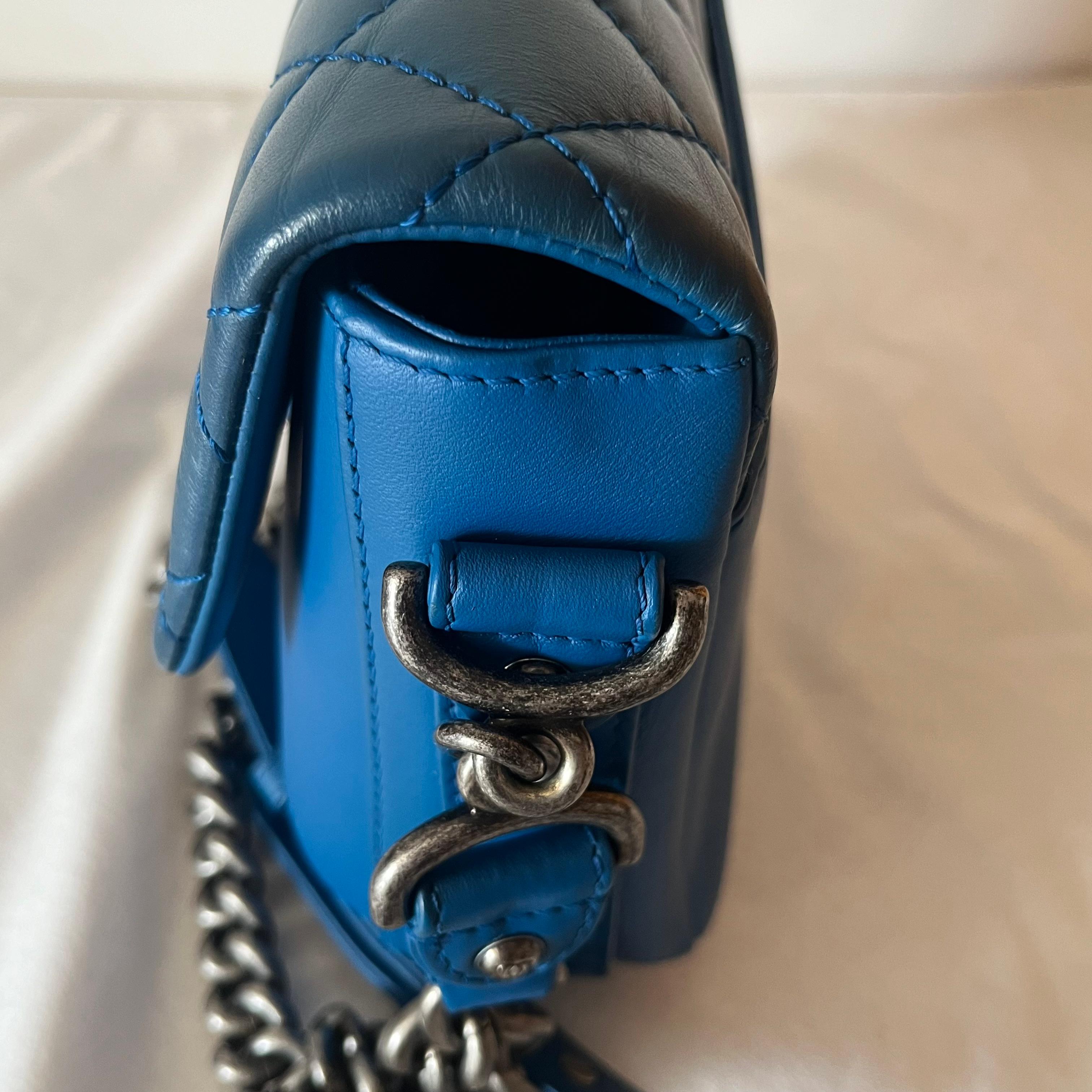 Chanel Rock My Shoulder Flap Bag Small Blue Quilted Calfskin Leather en venta 5