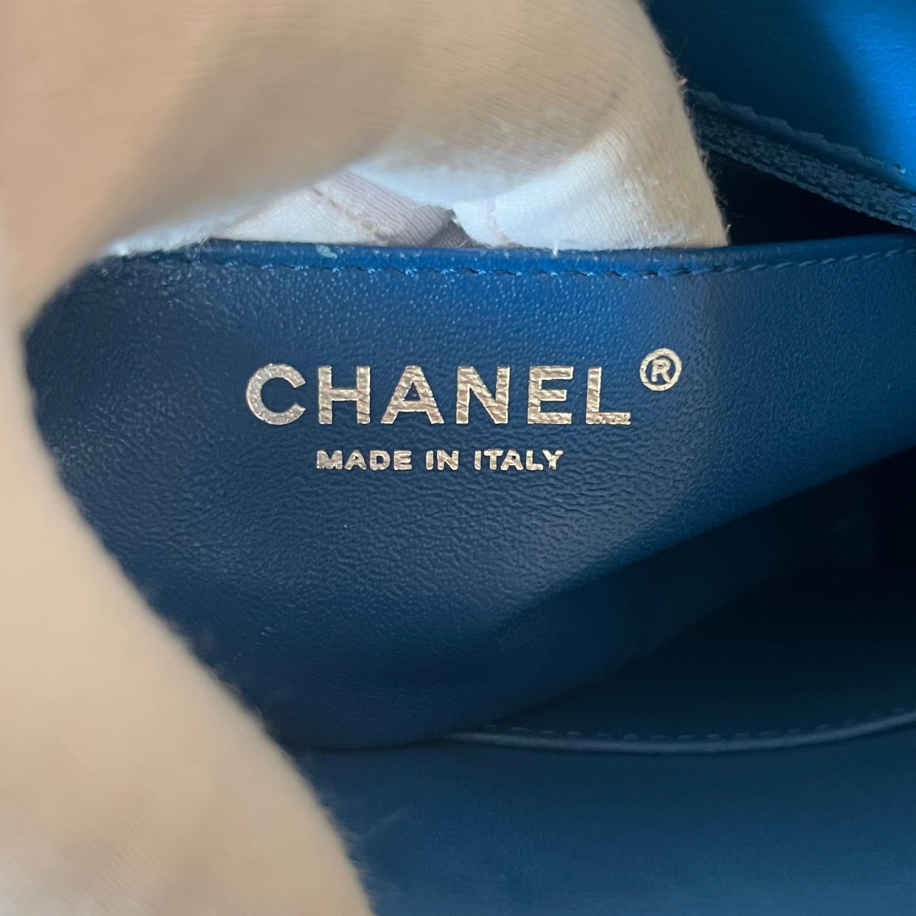 Chanel Rock My Shoulder Flap Bag Small Blue Quilted Calfskin Leather en venta 7