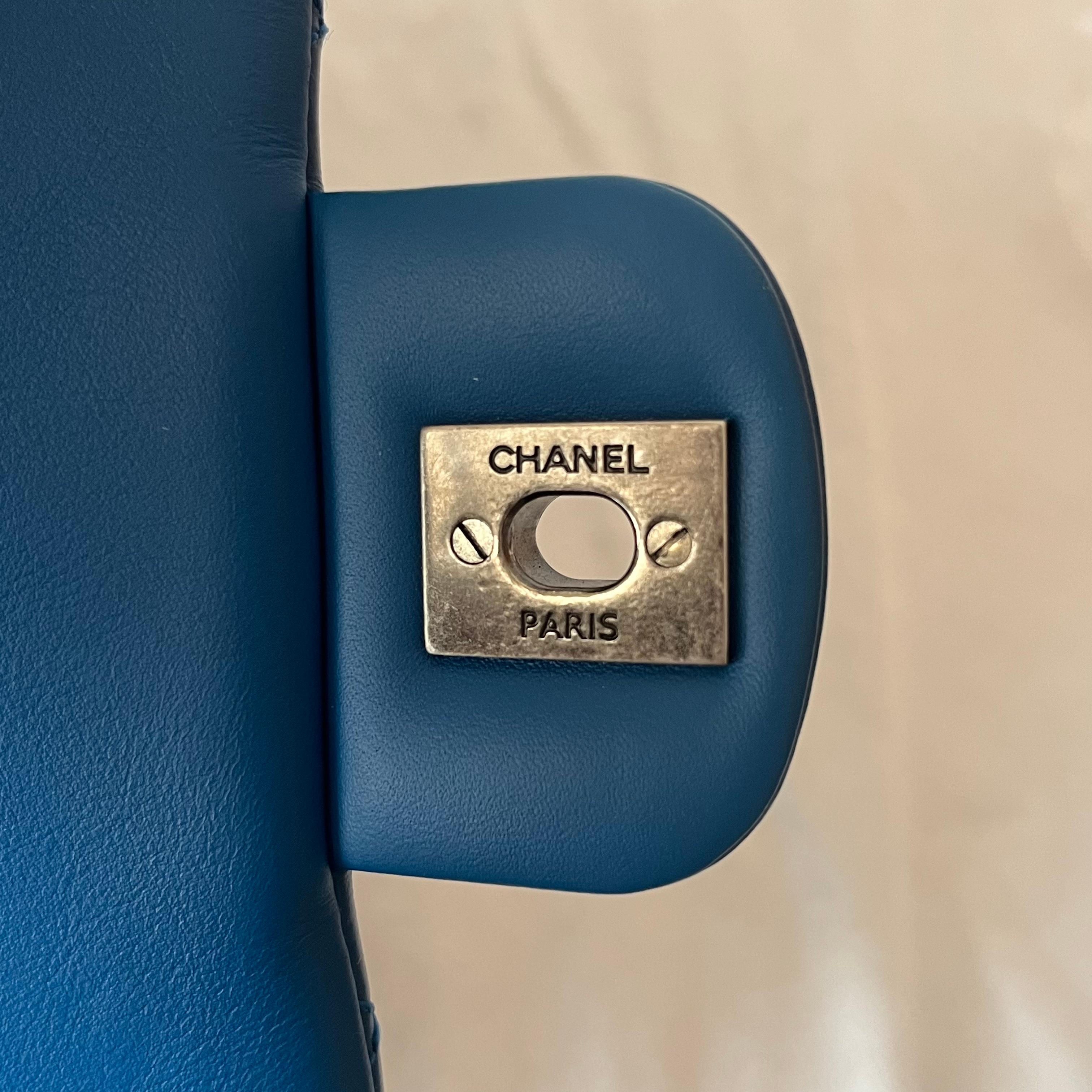 Chanel Rock My Shoulder Flap Bag Small Blue Quilted Calfskin Leather en venta 10