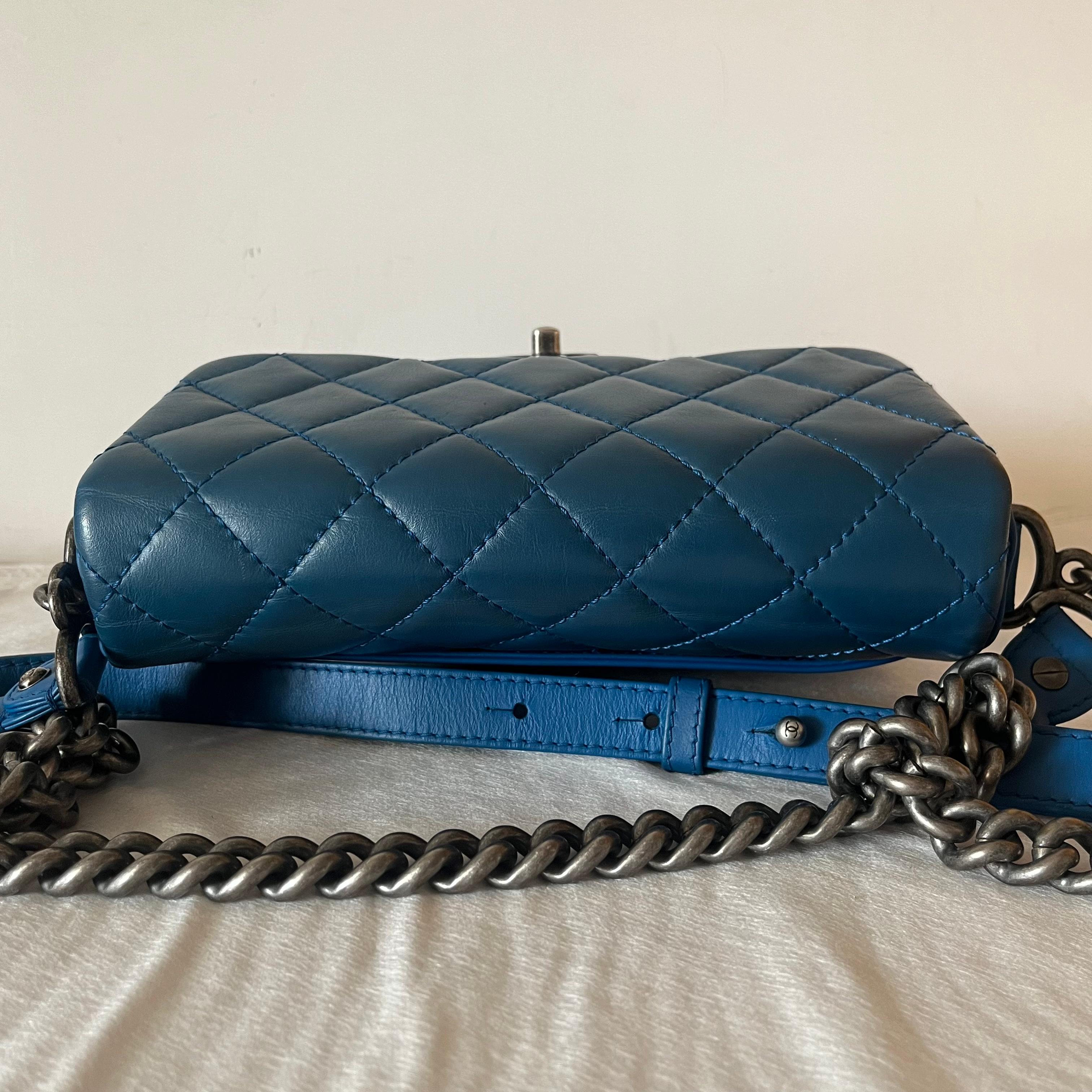 Chanel Rock My Shoulder Flap Bag Small Blue Quilted Calfskin Leather Azul en venta