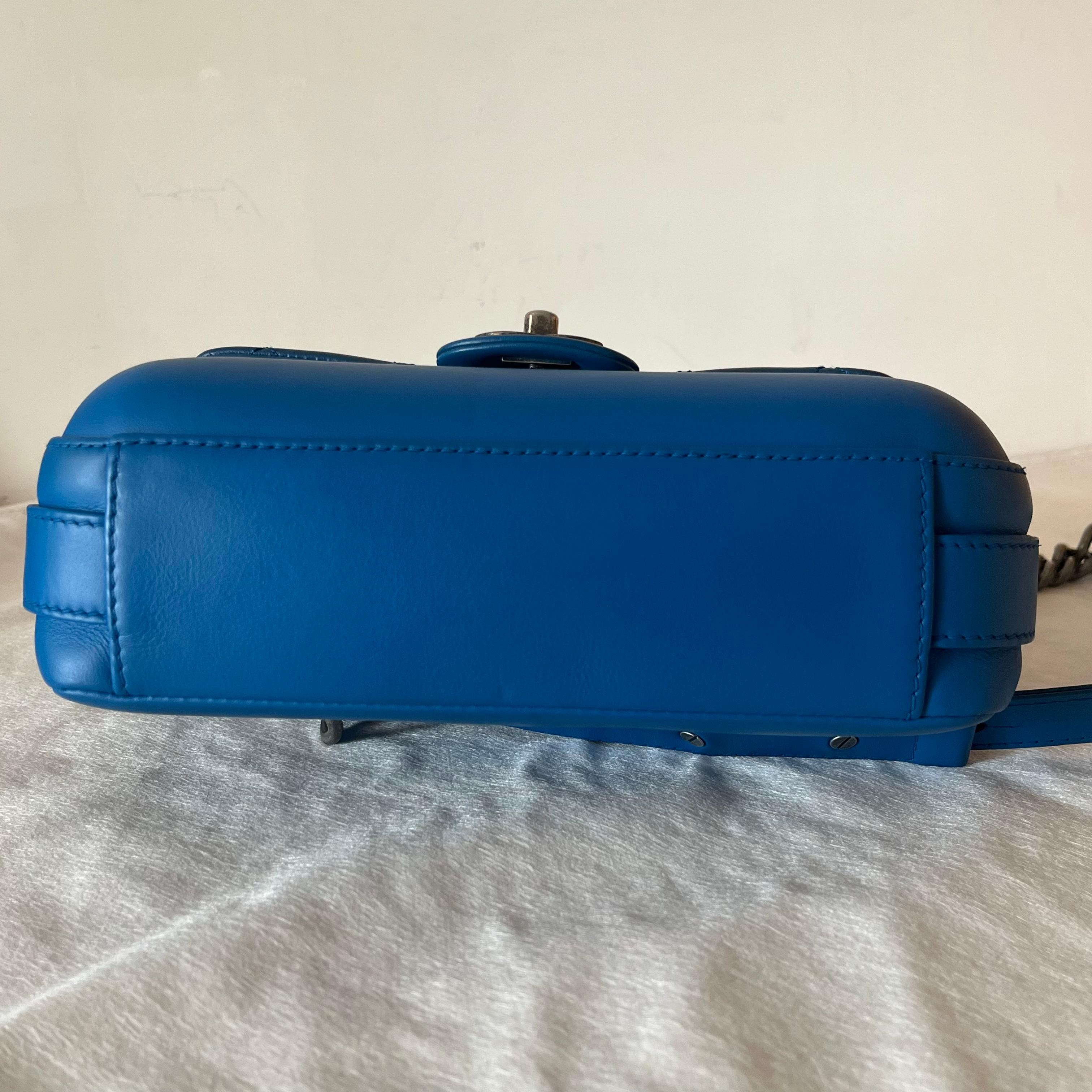 Chanel Rock My Shoulder Flap Bag Small Blue Quilted Calfskin Leather en Bueno estado para la venta en AUBERVILLIERS, FR