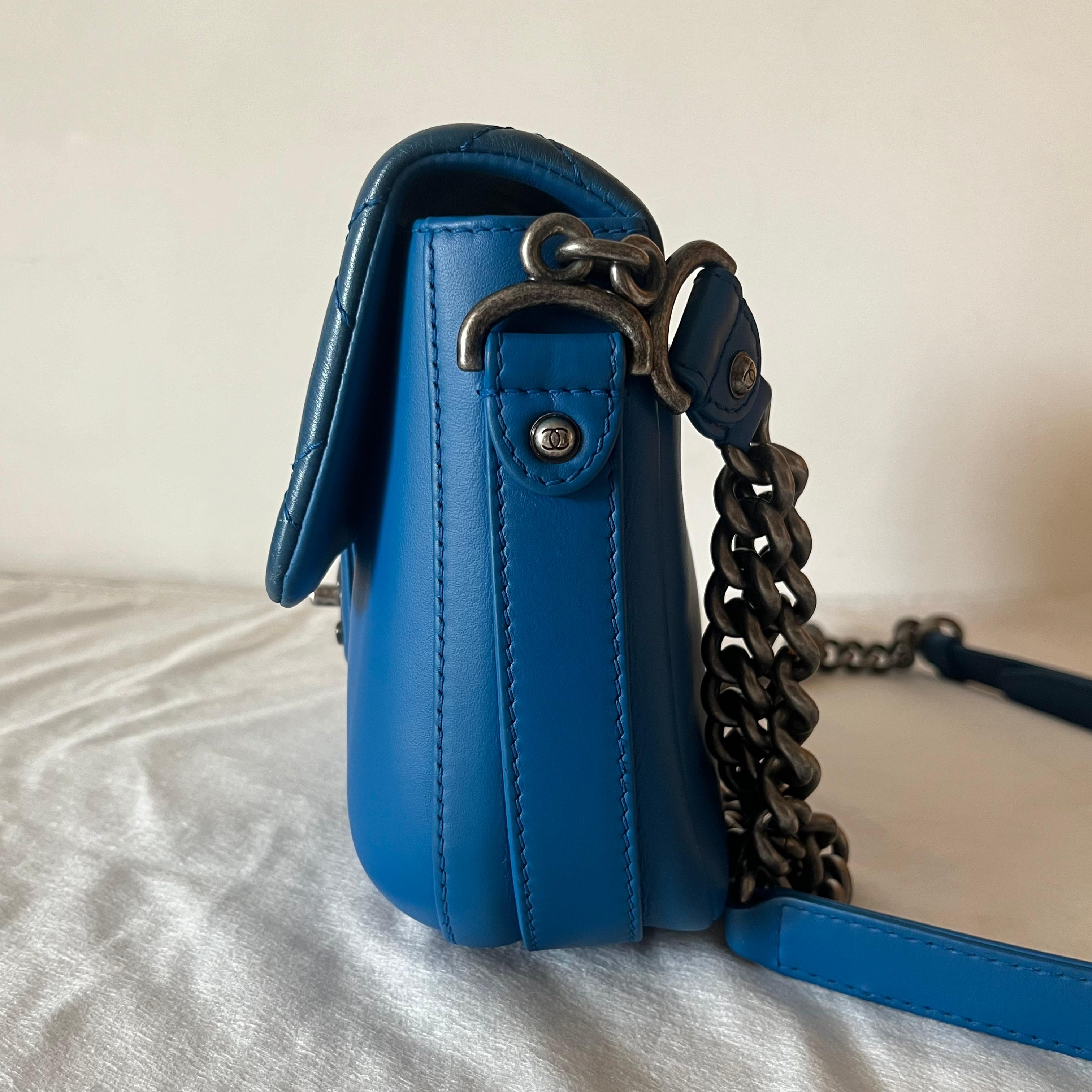 De las mujeres Chanel Rock My Shoulder Flap Bag Small Blue Quilted Calfskin Leather en venta