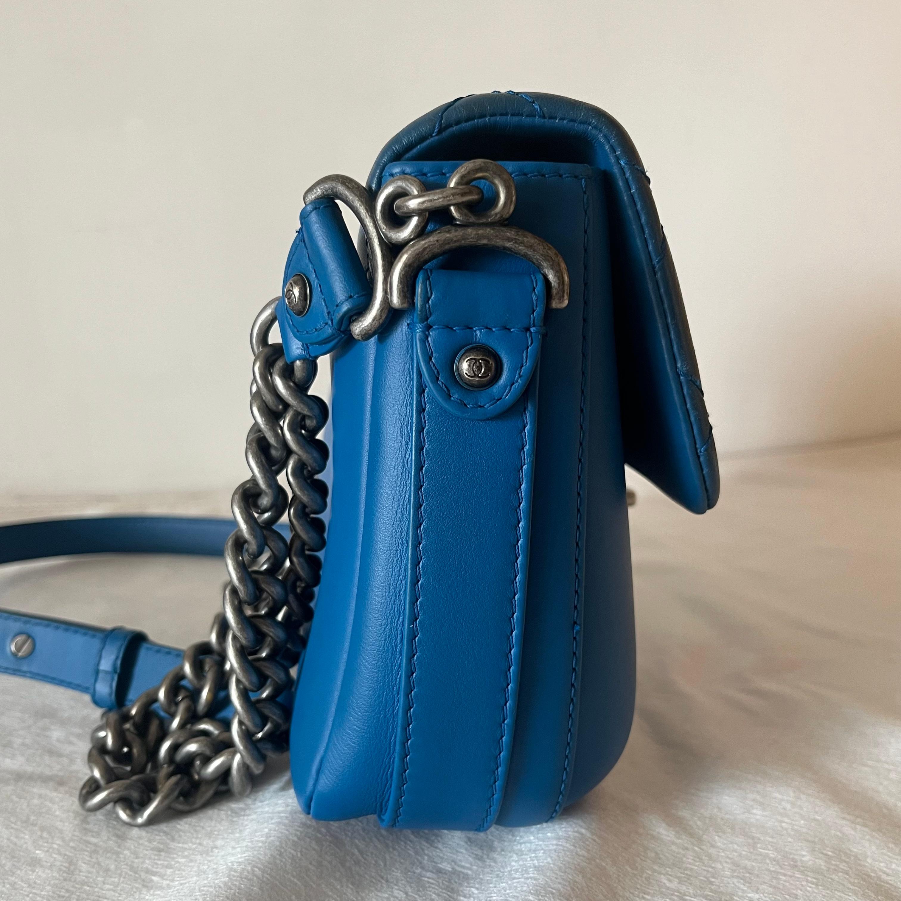 Chanel Rock My Shoulder Flap Bag Small Blue Quilted Calfskin Leather en venta 1