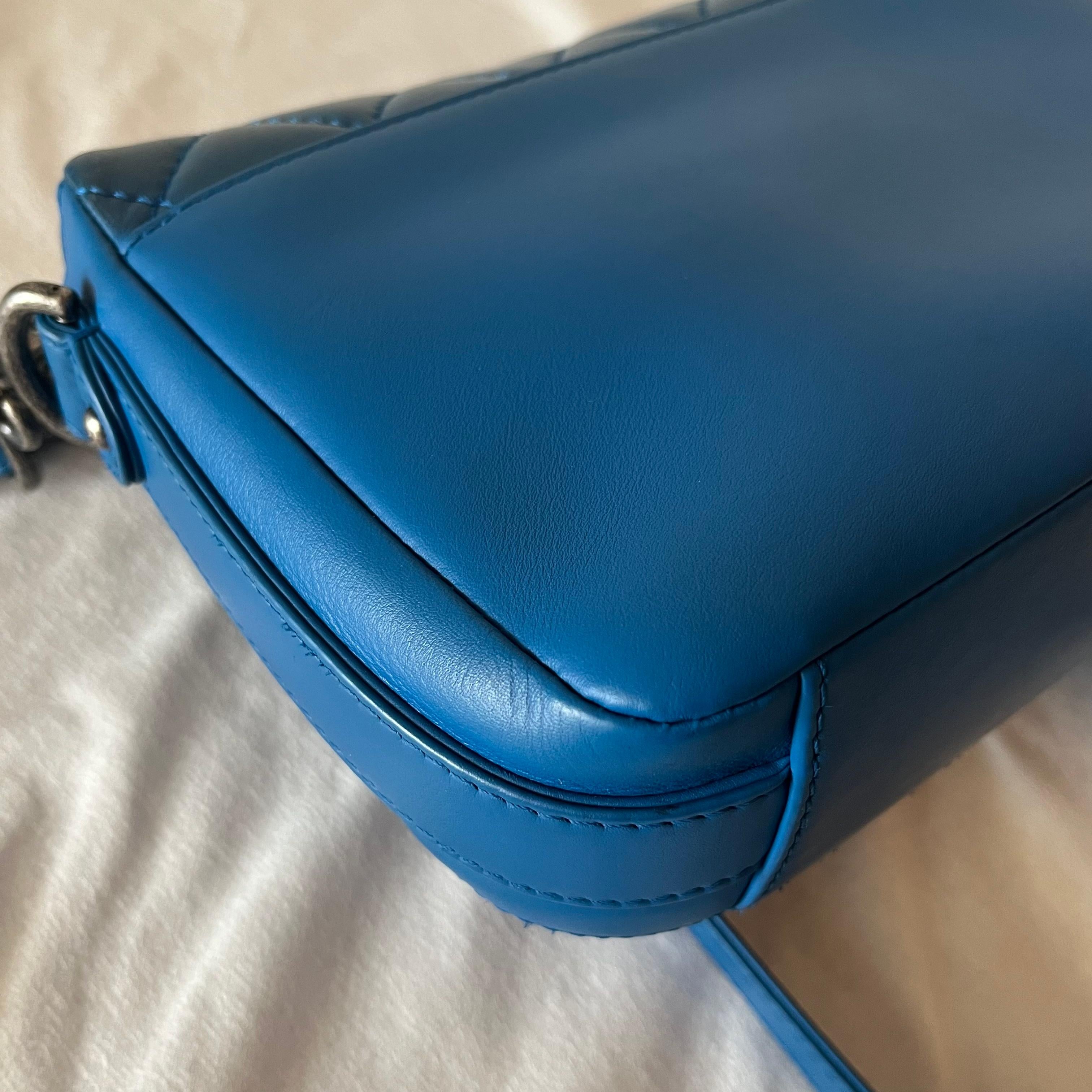 Chanel Rock My Shoulder Flap Bag Small Blue Quilted Calfskin Leather en venta 2