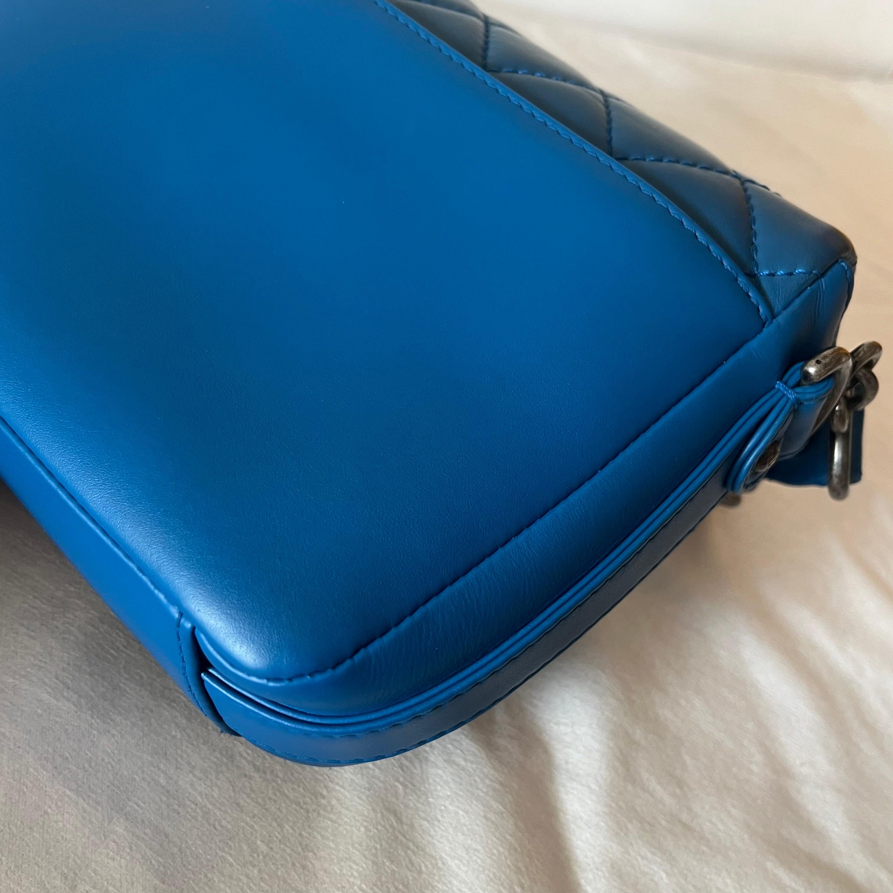 Chanel Rock My Shoulder Flap Bag Small Blue Quilted Calfskin Leather en venta 3