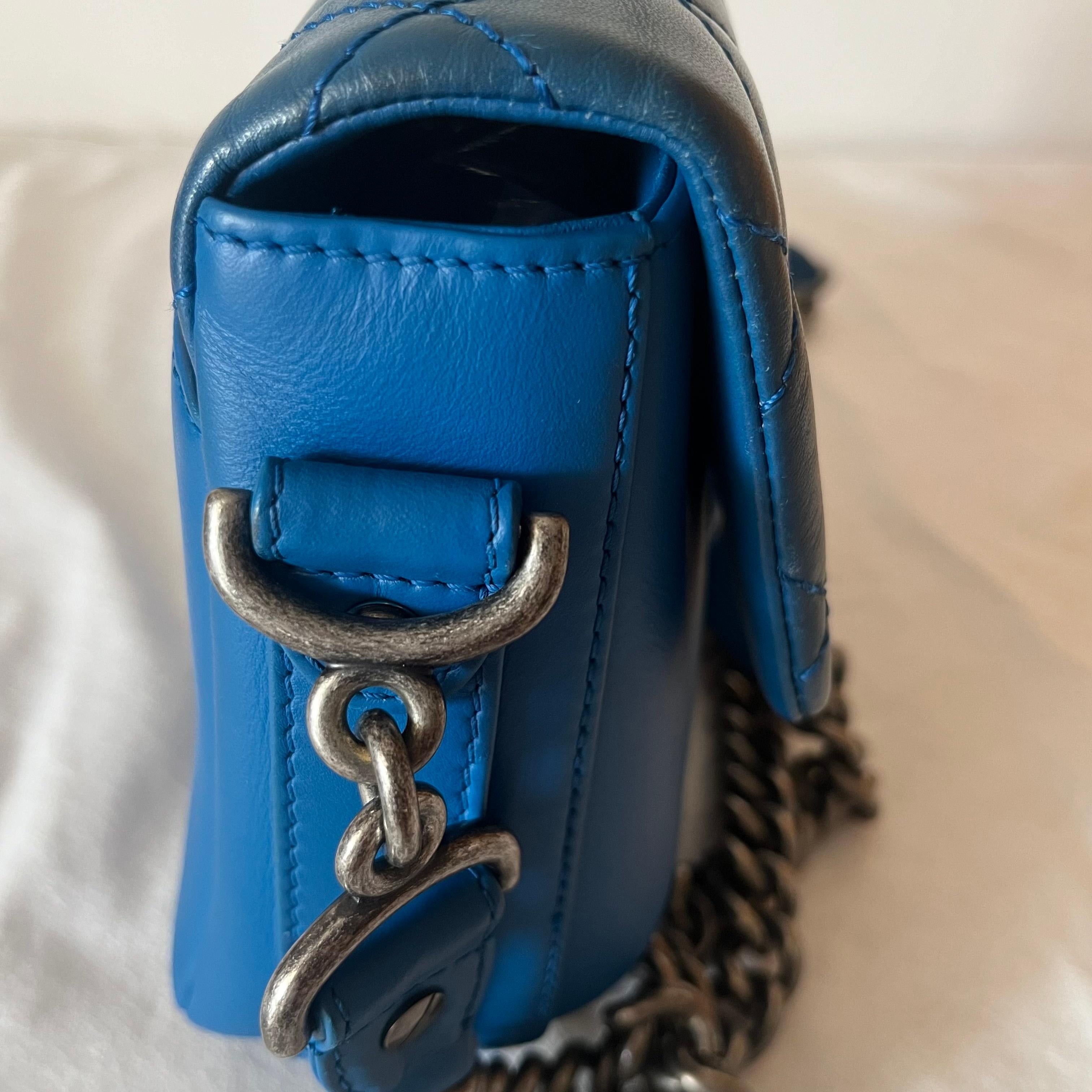 Chanel Rock My Shoulder Flap Bag Small Blue Quilted Calfskin Leather en venta 4