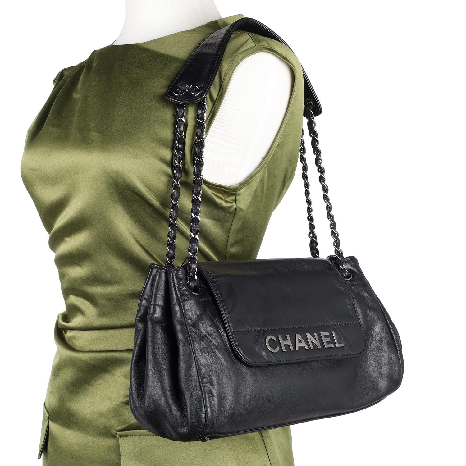 Autentica borsa Chanel Rock 'n Chic nera con patta a fisarmonica. Il nero era il colore più felice di Coco ed è presente in ogni collezione Chanel. Caratterizzata da pelle d'agnello nera, questa borsa a tracolla Chanel presenta una cerniera con logo