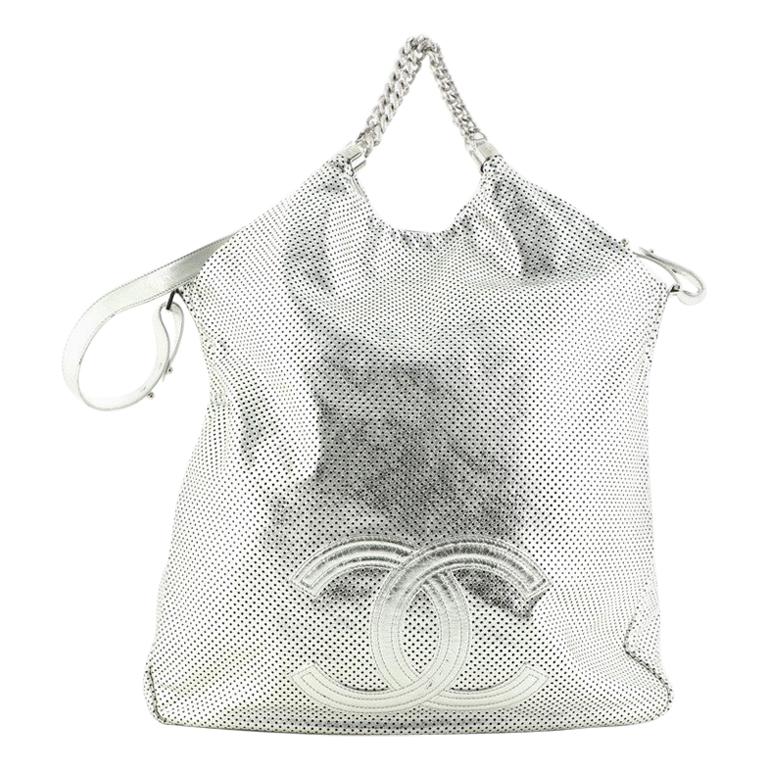 Chanel Rodeo Drive Hobo en cuir perforé Large